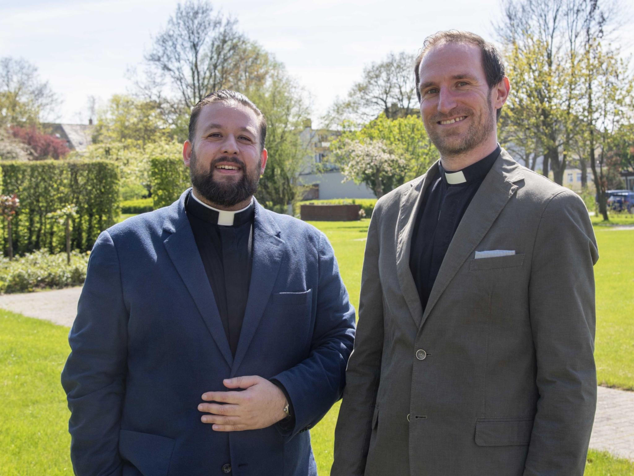 Marco Lennartz (l.) wird zukünftig sein Kaplanat in der Cityseelsorge in Krefeld, Andreas Hahne in der Pfarrei St. Remigius Viersenversehen.