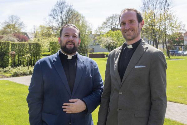 Marco Lennartz (l.) wird zukünftig sein Kaplanat in der Cityseelsorge in Krefeld, Andreas Hahne in der Pfarrei St. Remigius Viersenversehen.