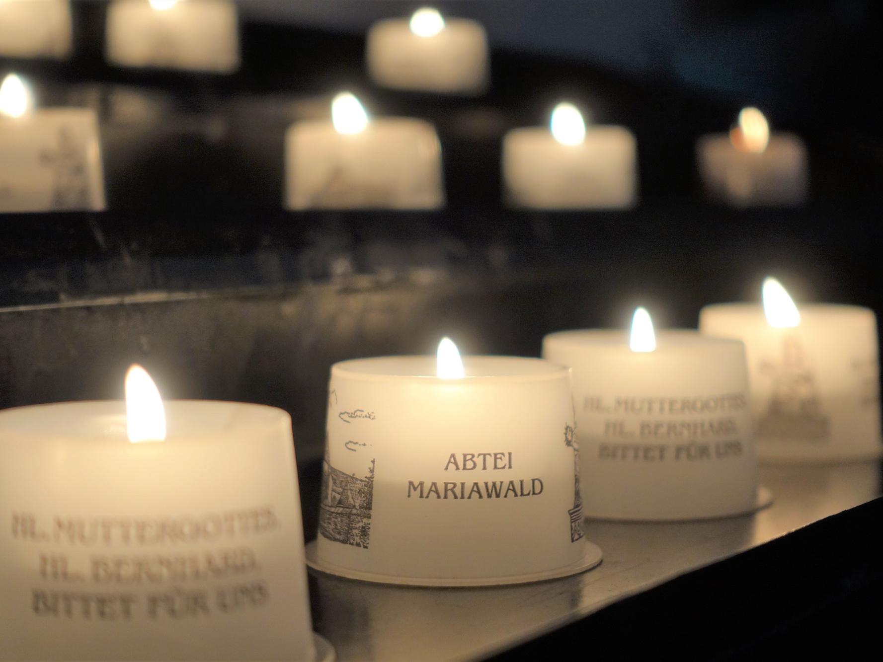 Für Kerzenopfer bietet die Abtei Mariawald eine ganz besondere Atmosphäre.