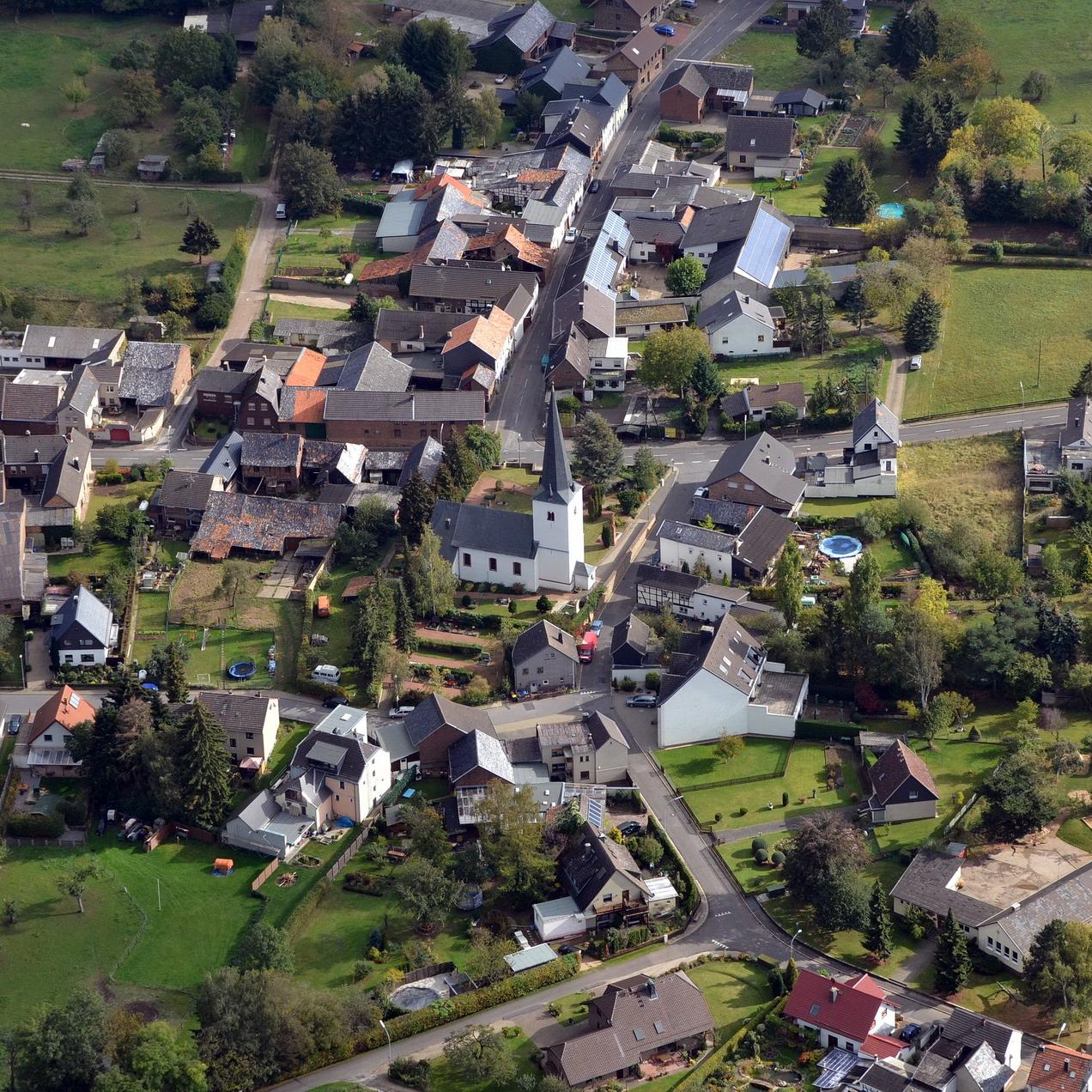 Einen Ort mit langer Tradition zeigt das Luftbild des Eifeldorfes Lessenich.