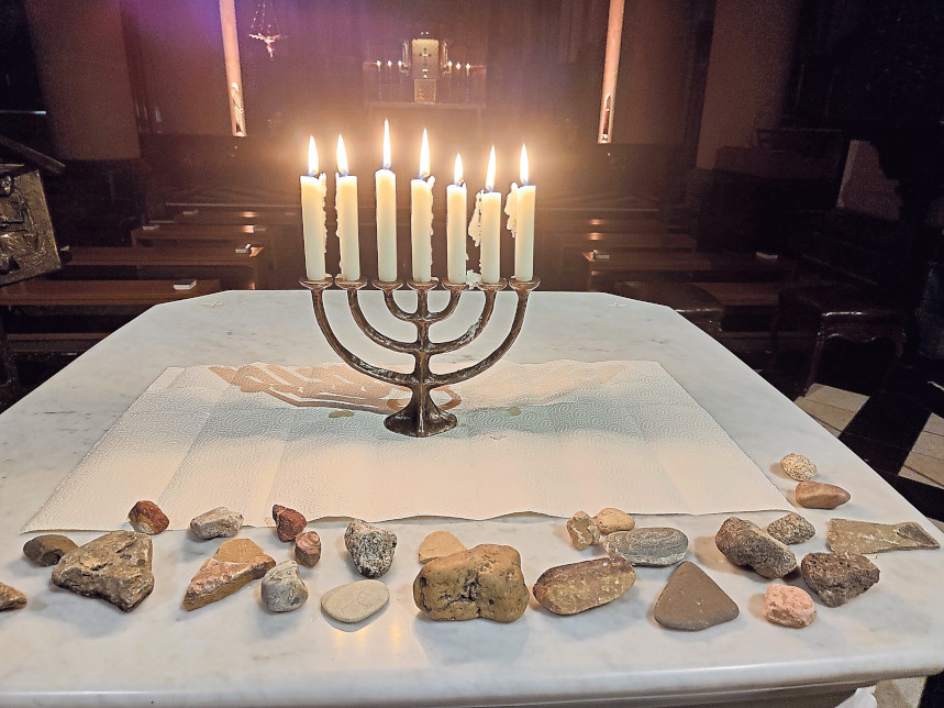 Steine auf dem Altar in St. Sebastian erinnern an die Opfer von damals und heute.