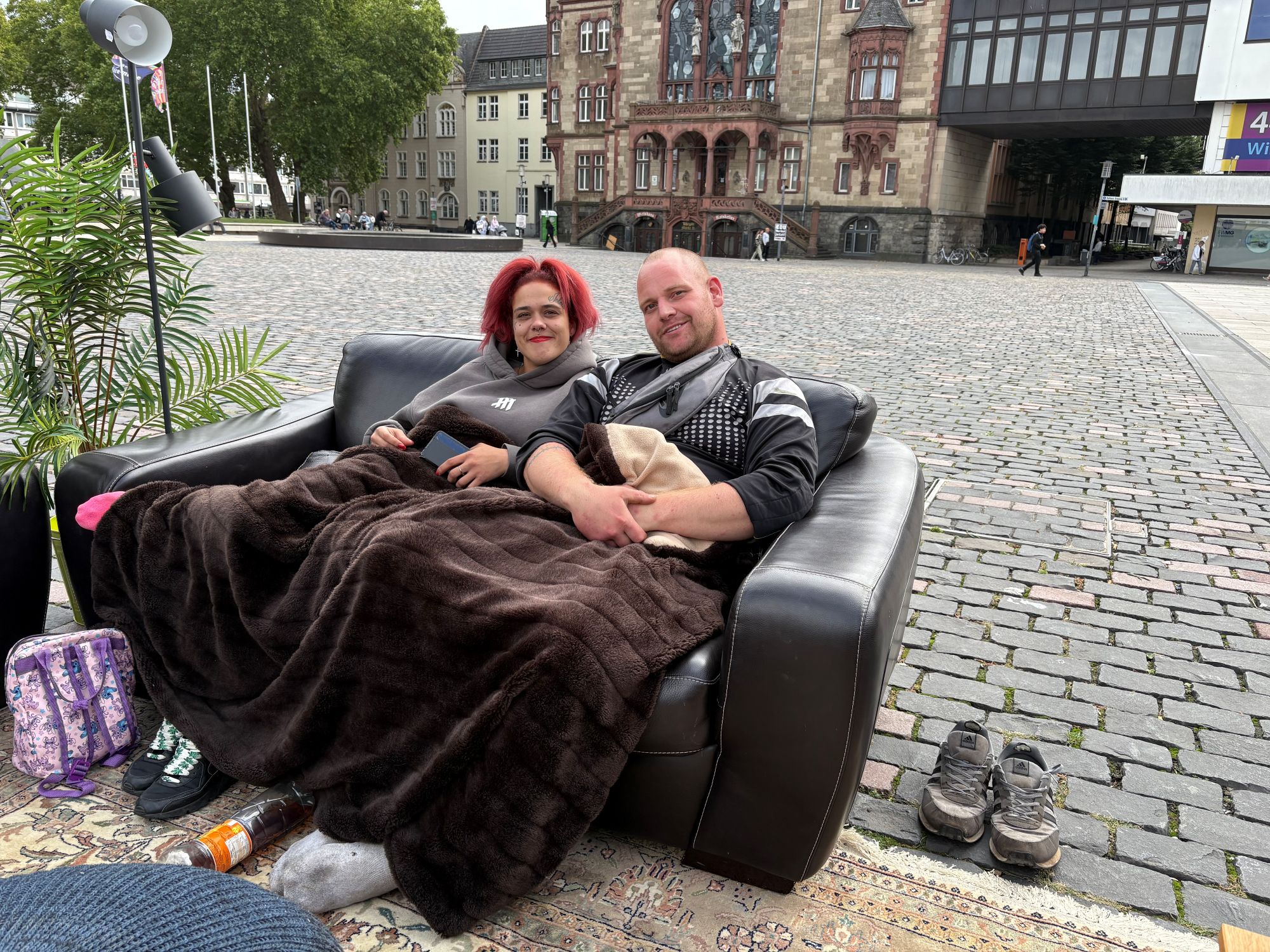 Michelle und Steve haben es sich auf dem Sofa im Freiluft-Wohnzimmer bequem gemacht.