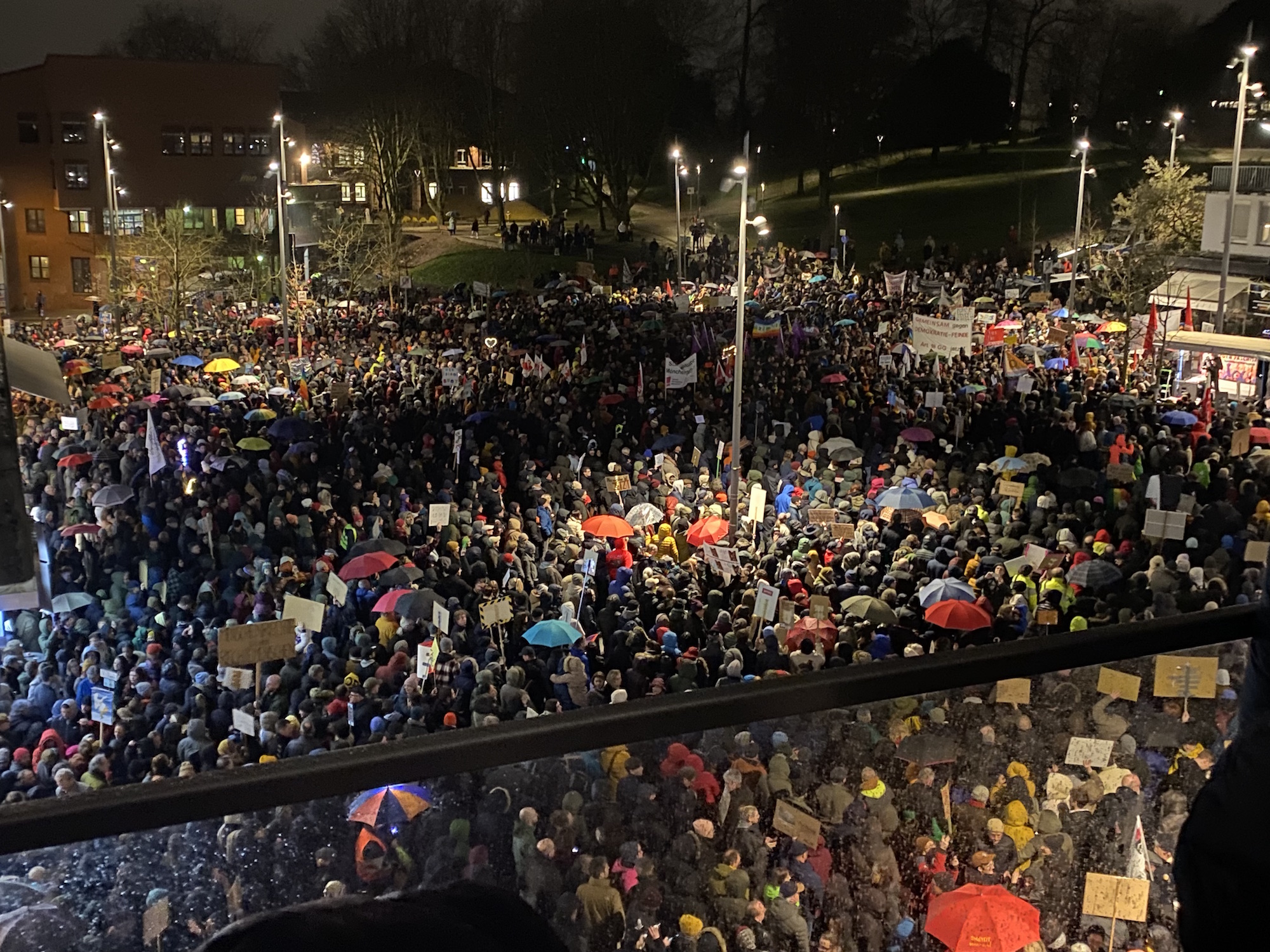 Der Sonnenhausplatz mitten in Mönchengladbach war sehr gut gefüllt. Die Menschenmenge reichte bis in den angrenzenden Park und die Hindenburgstraße.