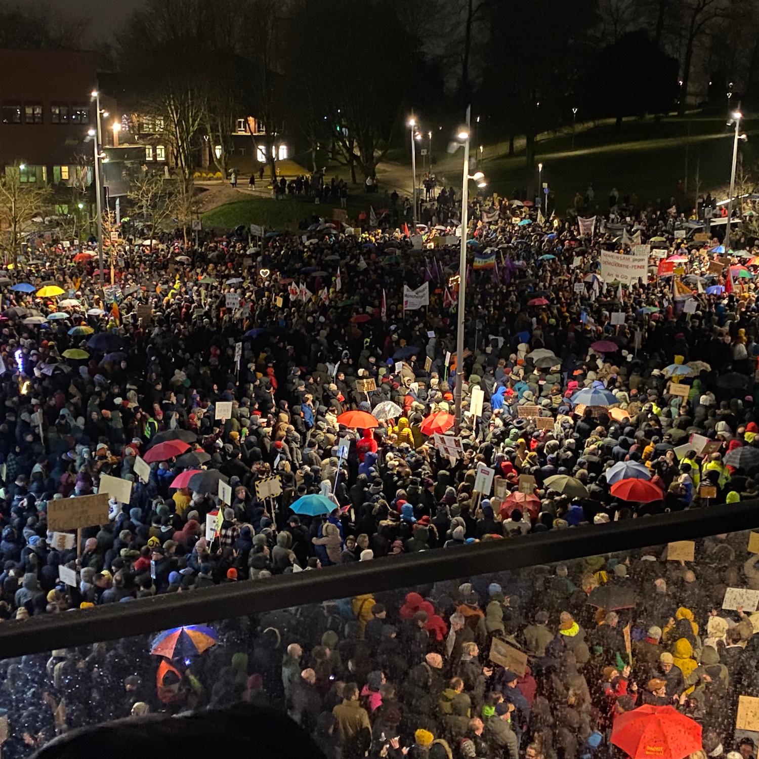 Der Sonnenhausplatz mitten in Mönchengladbach war sehr gut gefüllt. Die Menschenmenge reichte bis in den angrenzenden Park und die Hindenburgstraße.