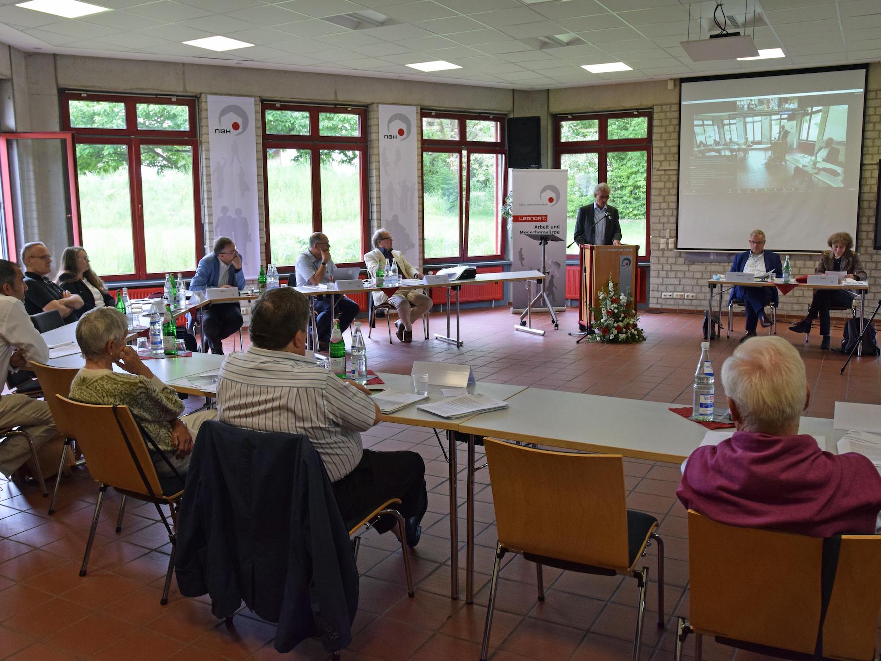 Seminare, Diskussionsforen und Tagungen, wie hier zum Thema „Rechtskatholizismus“, sind wichtige Bausteine der politischen Bildungsarbeit.