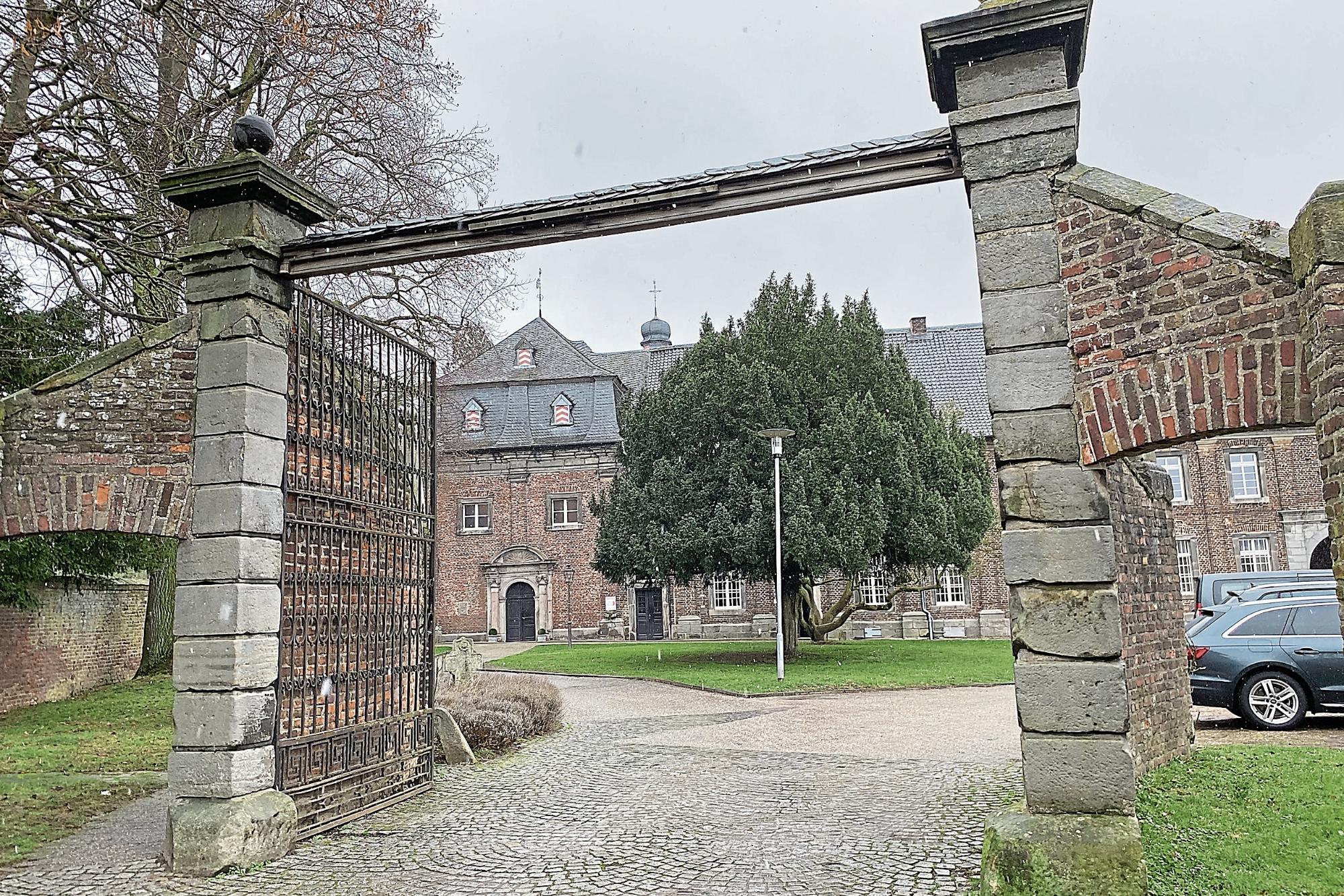 Das Klostergebäude stammt aus dem Barock, die Oblatenmissionare zogen 1905 ein und nahmen innen einige Umbauten vor.