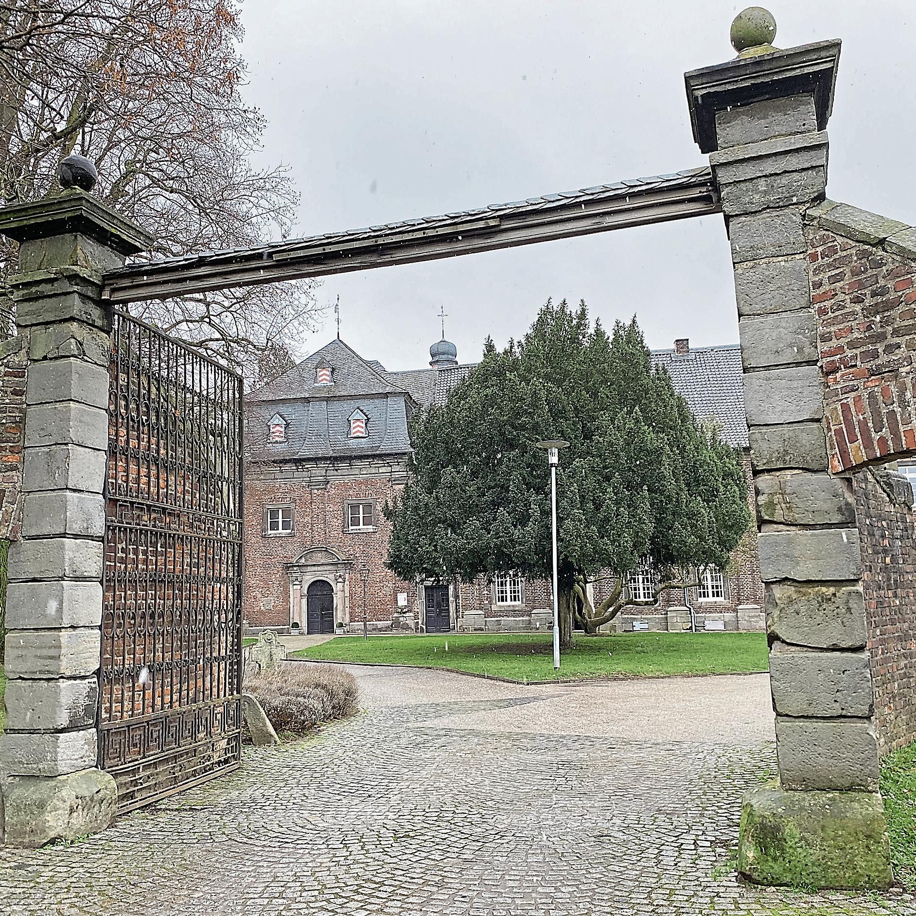 Das Klostergebäude stammt aus dem Barock, die Oblatenmissionare zogen 1905 ein und nahmen innen einige Umbauten vor.