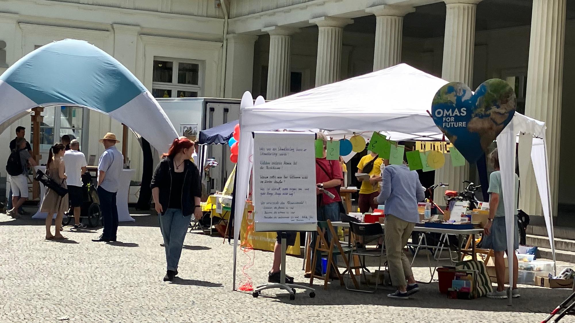 Beim ersten Tag der Nachhaltigkeit in  Aachen präsentierten sich im Juni rund um den Elisenbrunnen Initiativen und Projekte aus der Städteregion, die sich für Nachhaltigkeit und Klimaschutz einsetzen.