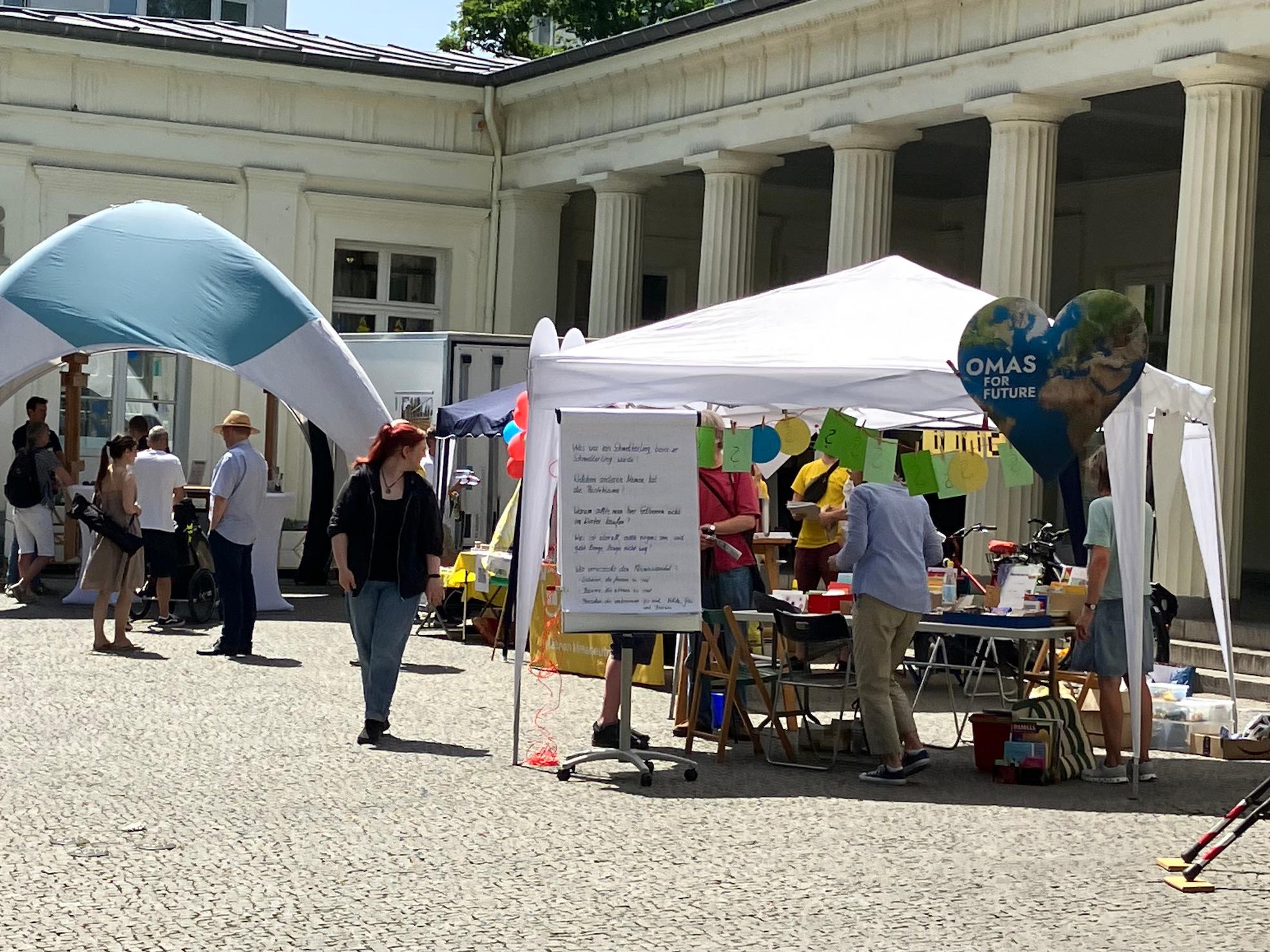 Beim ersten Tag der Nachhaltigkeit in  Aachen präsentierten sich im Juni rund um den Elisenbrunnen Initiativen und Projekte aus der Städteregion, die sich für Nachhaltigkeit und Klimaschutz einsetzen.