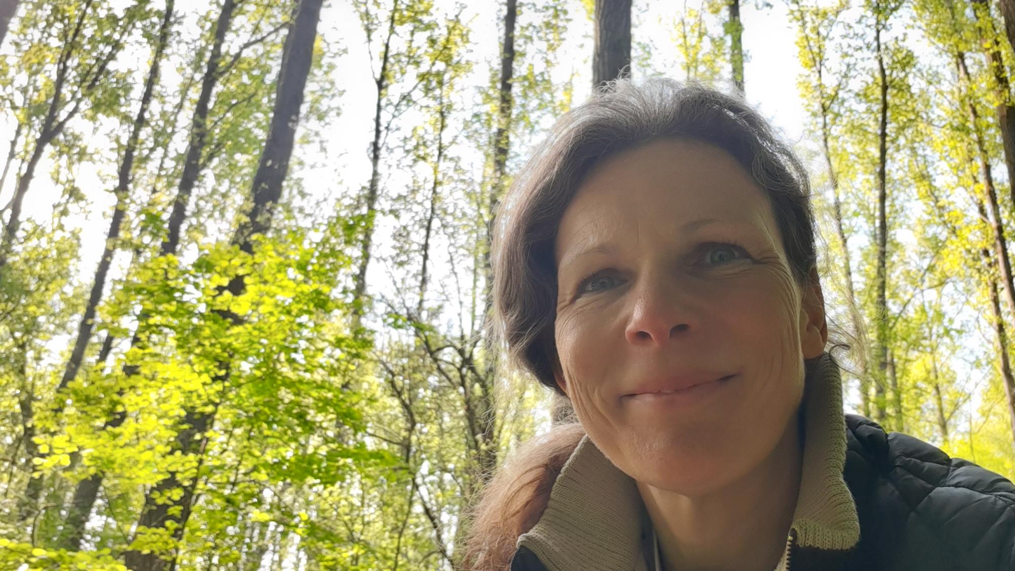 Nadine Eiben leitet Kräuterführungen und Workshops für deren Nutzung. Auf Waldführungen zeigt sie, wie das System Wald lebt.