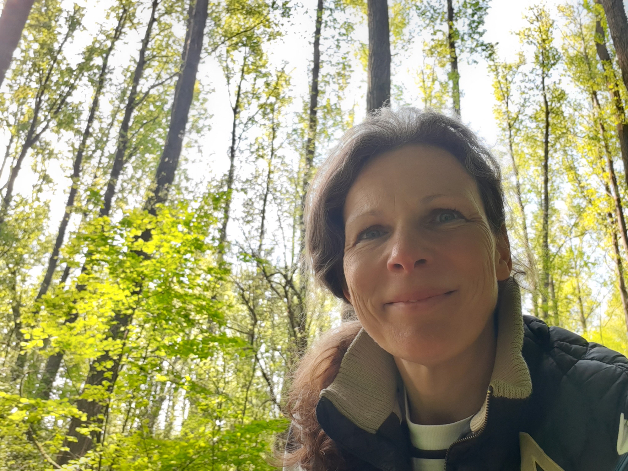 Nadine Eiben leitet Kräuterführungen und Workshops für deren Nutzung. Auf Waldführungen zeigt sie, wie das System Wald lebt.