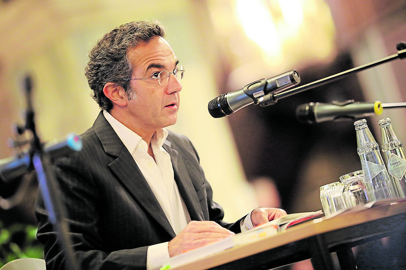 Navid Kermani kommt in die Aula des Burgau-Gymnasiums. (c) Domkapitel Aachen/andreas Steindl