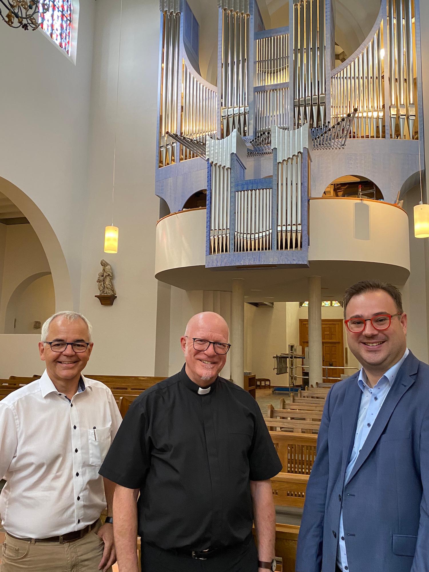 Josef Viethen vom Orgelbauverein, Pfarrer Werner Rombach und Kantor Emanuel Knauer (v.l.) freuen sich darauf, die neue Scholz-Orgel in Erkelenz zum ersten Mal in voller Schönheit zu hören.