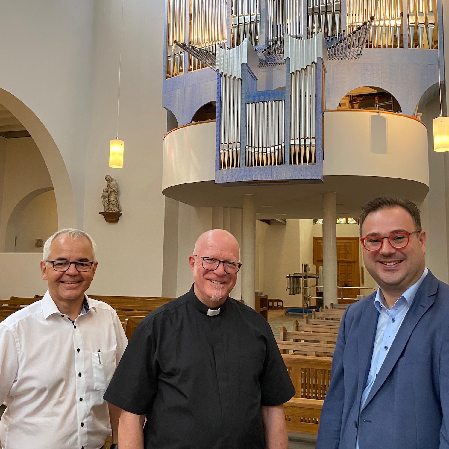 Josef Viethen vom Orgelbauverein, Pfarrer Werner Rombach und Kantor Emanuel Knauer (v.l.) freuen sich darauf, die neue Scholz-Orgel in Erkelenz zum ersten Mal in voller Schönheit zu hören.