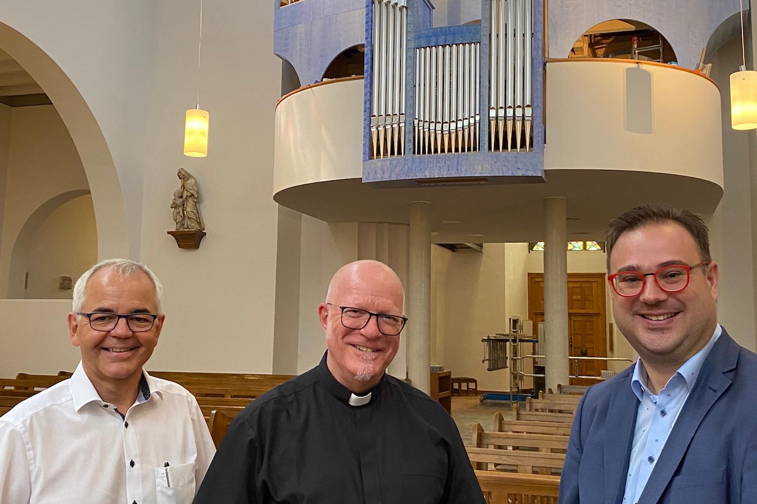 Josef Viethen vom Orgelbauverein, Pfarrer Werner Rombach und Kantor Emanuel Knauer (v.l.) freuen sich darauf, die neue Scholz-Orgel in Erkelenz zum ersten Mal in voller Schönheit zu hören.