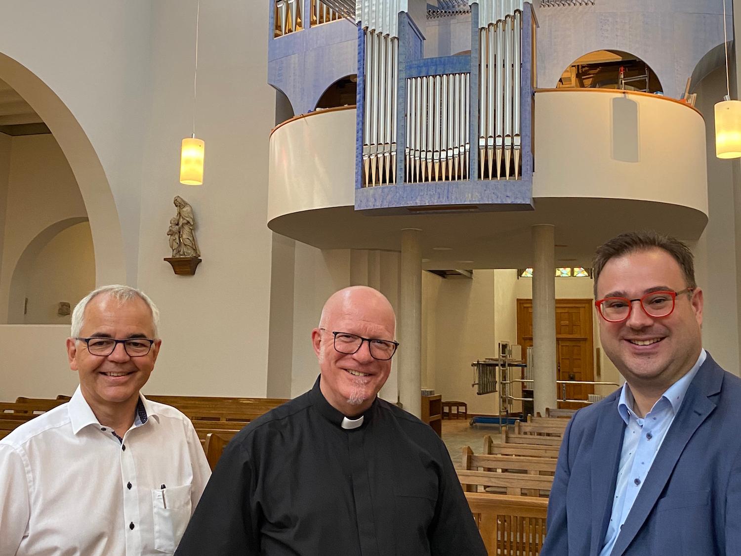 Josef Viethen vom Orgelbauverein, Pfarrer Werner Rombach und Kantor Emanuel Knauer (v.l.) freuen sich darauf, die neue Scholz-Orgel in Erkelenz zum ersten Mal in voller Schönheit zu hören.