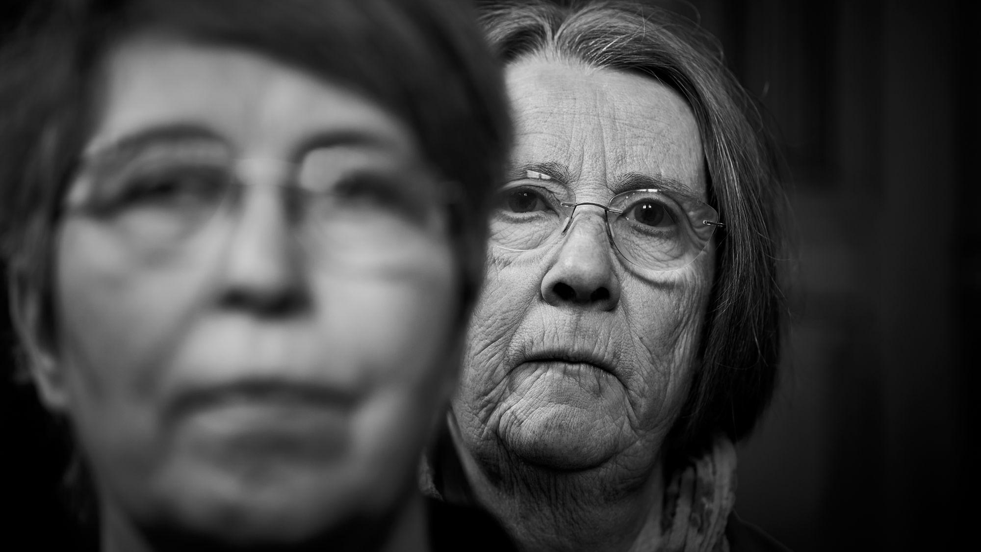 Marie Kortenbusch und Monika Schmelter (r.) haben mitgemacht, weil sie durch die Lehre der Kirche die Würde queerer Menschen  verletzt sehen.