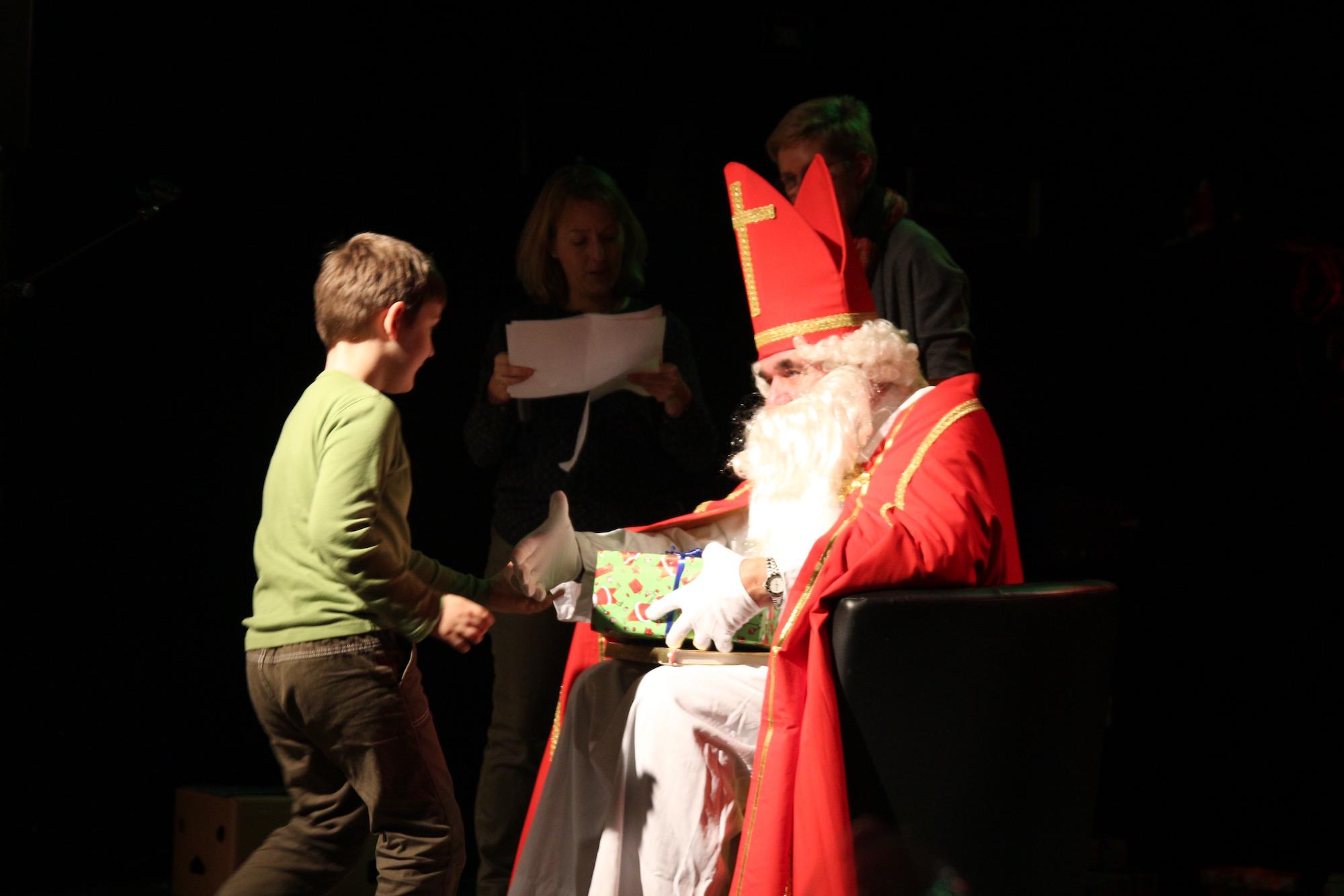 Zur Tradition in Deutschland gehört der „liebe, gute Nikolaus“, der Geschenke bringt.