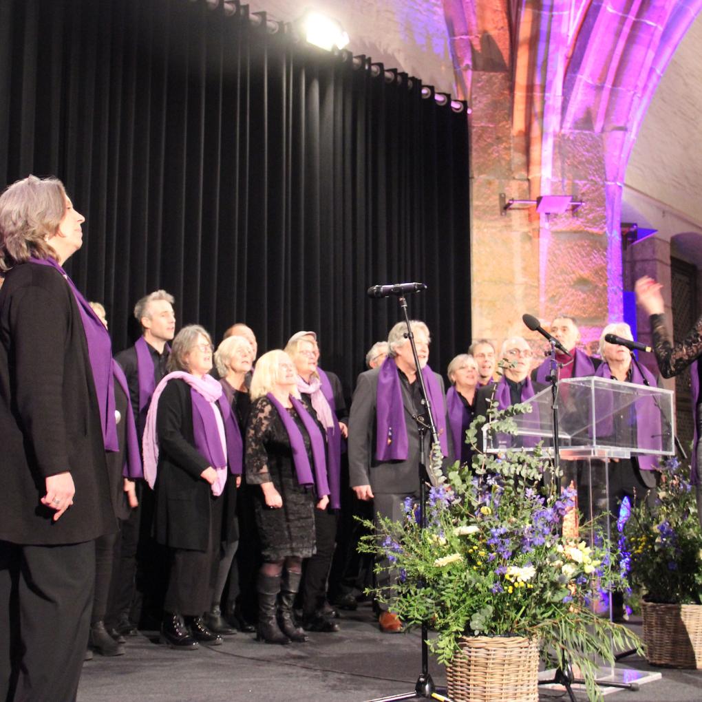 Zum Jubiläum  haben sich einige der Notfallseelsorgenden mit dem Chor des  Bildungswerks Aachen zu einem Projektchor zusammengefunden.