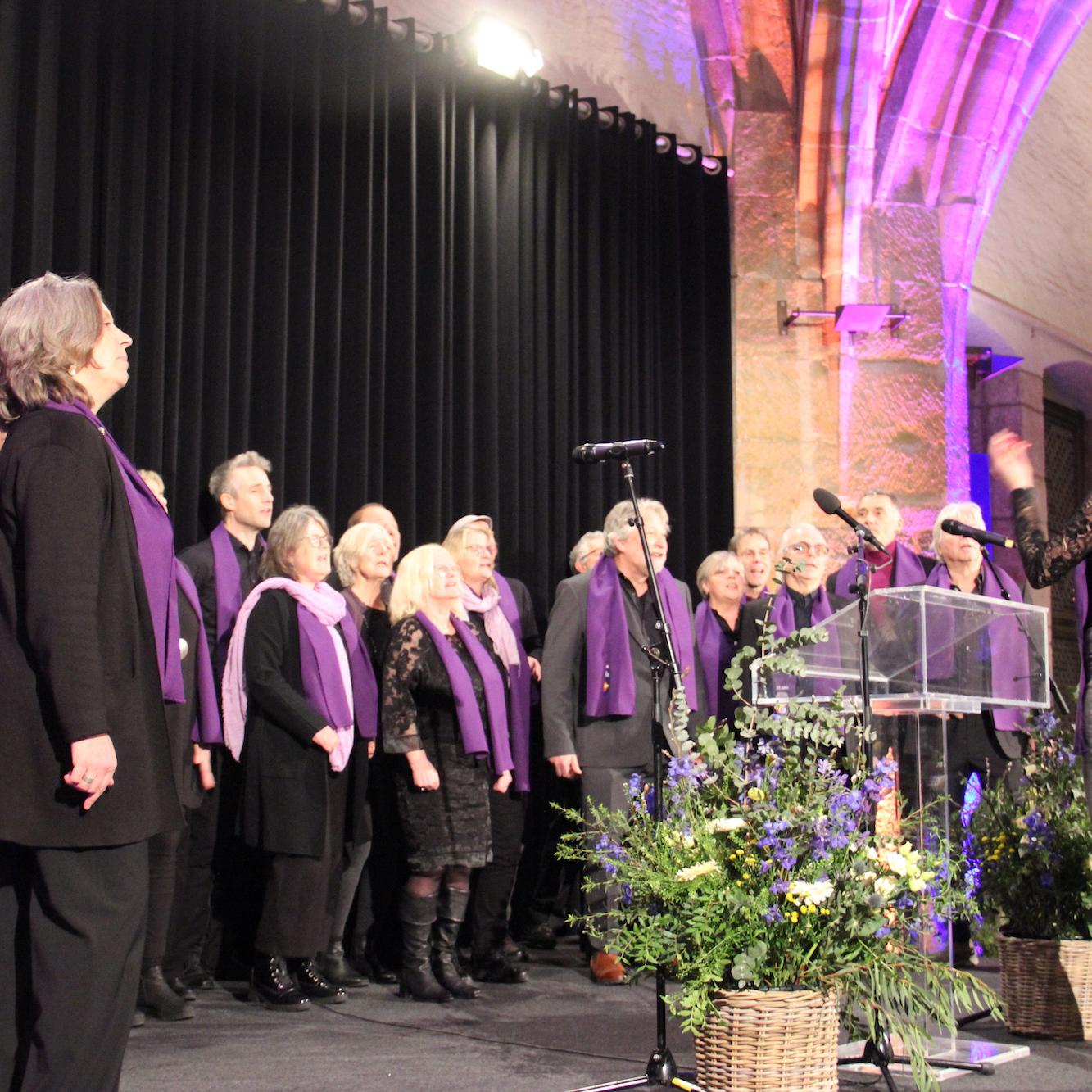 Zum Jubiläum  haben sich einige der Notfallseelsorgenden mit dem Chor des  Bildungswerks Aachen zu einem Projektchor zusammengefunden.