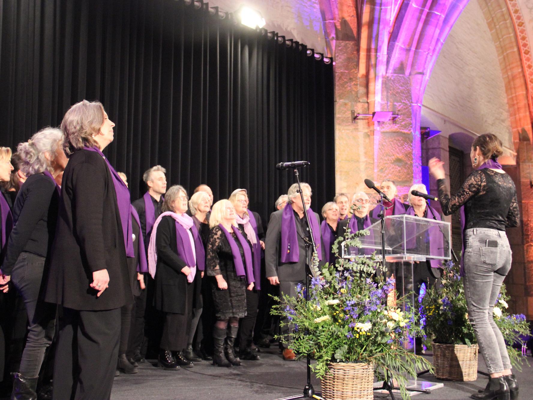 Zum Jubiläum  haben sich einige der Notfallseelsorgenden mit dem Chor des  Bildungswerks Aachen zu einem Projektchor zusammengefunden.