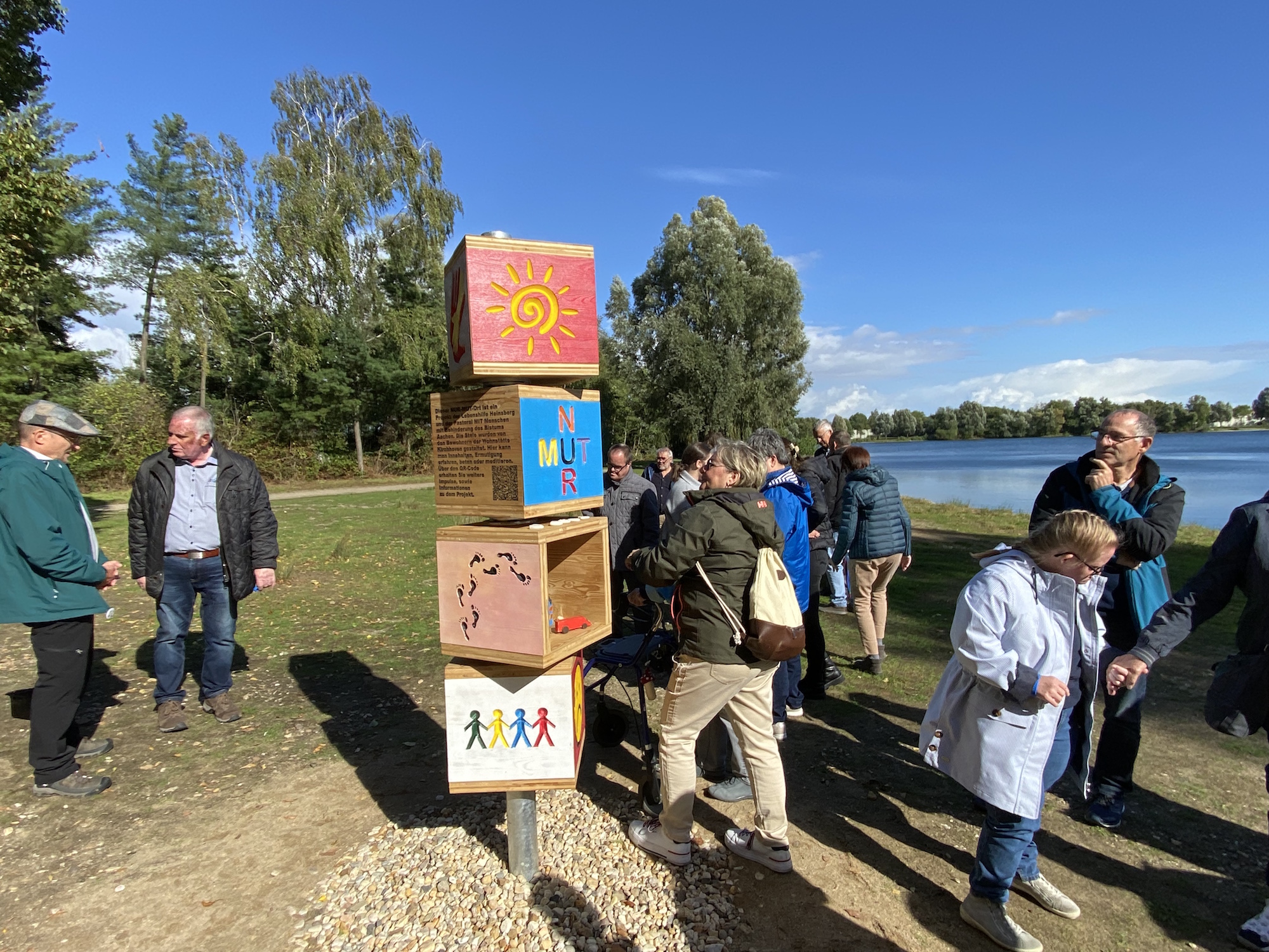 Mit einigen Gästen weihten die Bewohner des nahen Lebenshilfe-Wohnheims Kirchhoven die „Nur-Mut“-Stele direkt am See ein. (c) Garnet Manecke