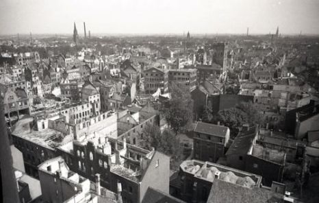 Krefeld war im Zweiten Weltkrieg 149 Mal von Luftangriffen betroffen. Der schwerste Angriff erfolgte im Juni 1943 und zerstörte die Innenstadt weitgehend.