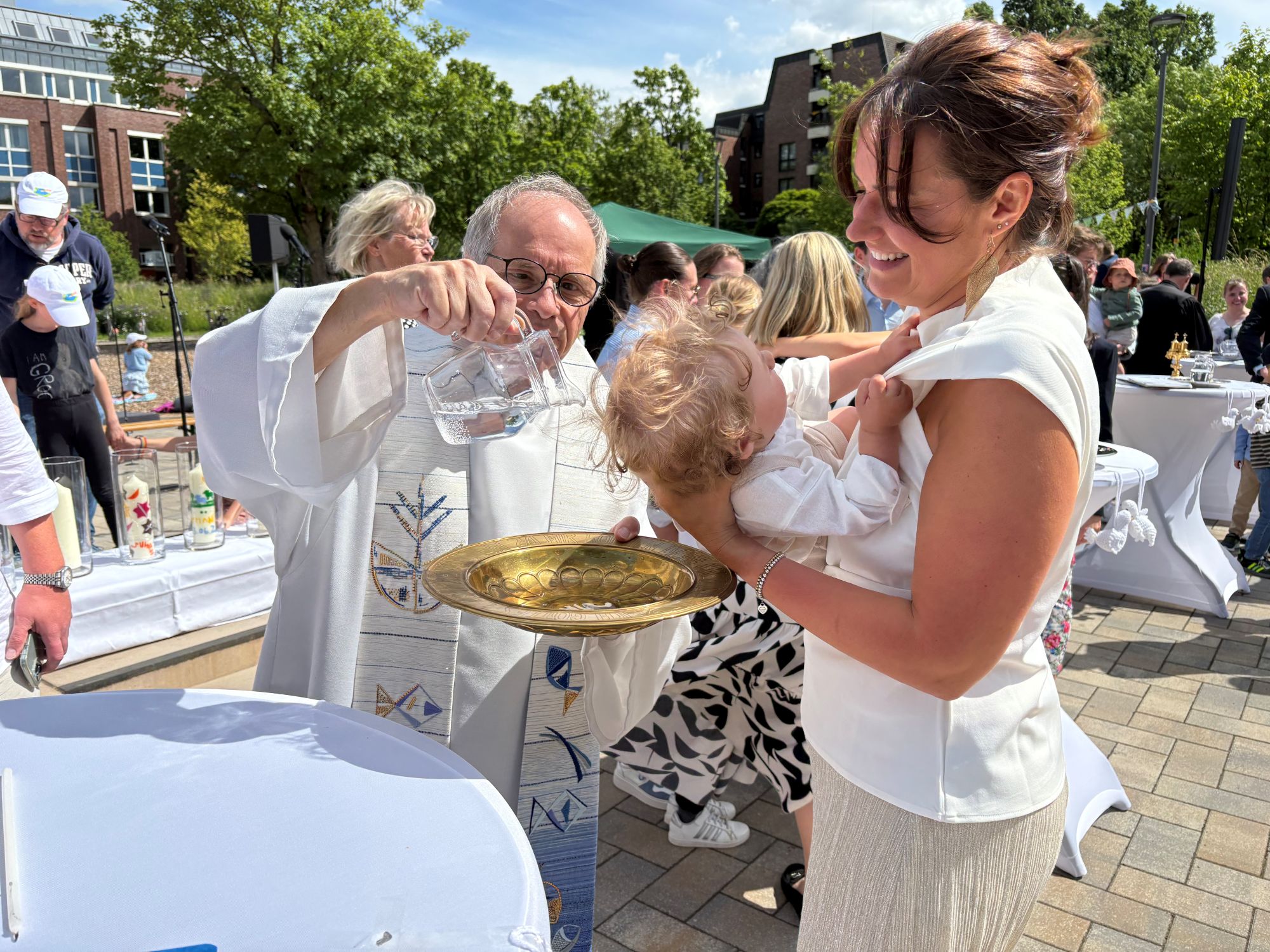 Der große Moment: Münster-Propst Peter Blättler tauft den kleinen Yano.