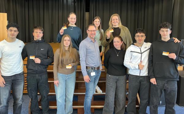 Schülerinnen und Schüler des Religionskurses organisierten ein Hearing über die Organspende mit ihrer Lehrerin Eva Bruns. In der Mitte: Dr. Dirk Schedler von der Uniklinik Köln.