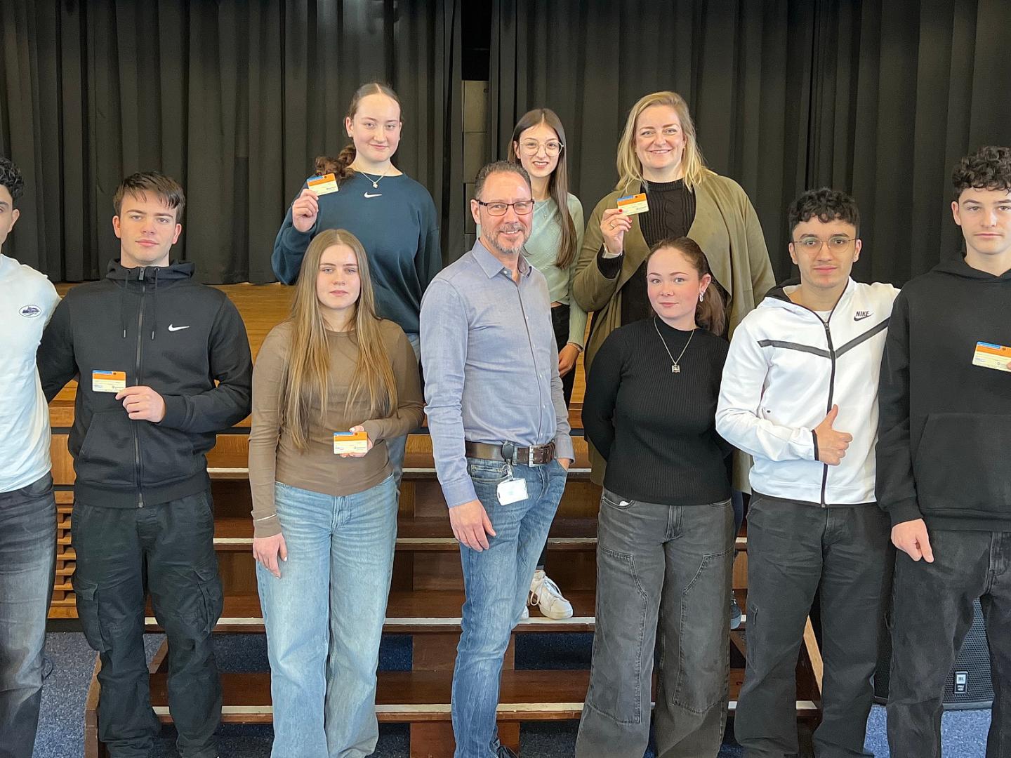 Schülerinnen und Schüler des Religionskurses organisierten ein Hearing über die Organspende mit ihrer Lehrerin Eva Bruns. In der Mitte: Dr. Dirk Schedler von der Uniklinik Köln.