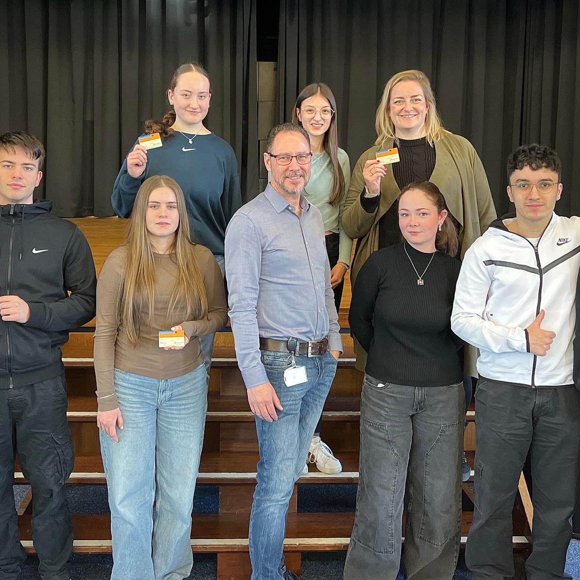 Schülerinnen und Schüler des Religionskurses organisierten ein Hearing über die Organspende mit ihrer Lehrerin Eva Bruns. In der Mitte: Dr. Dirk Schedler von der Uniklinik Köln.