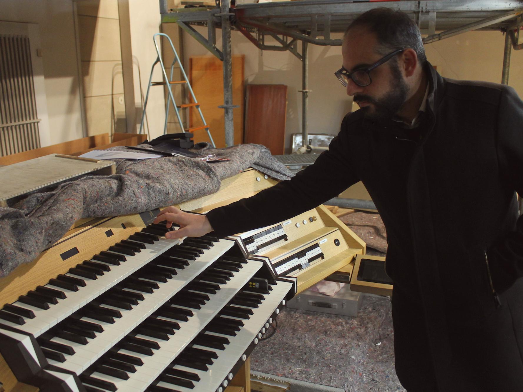 Giovanni Solinas, Kirchenmusiker in der GdG Viersen-Dülken, versucht schon einmal probeweise einen Akkord auf dem neuen Spieltisch.