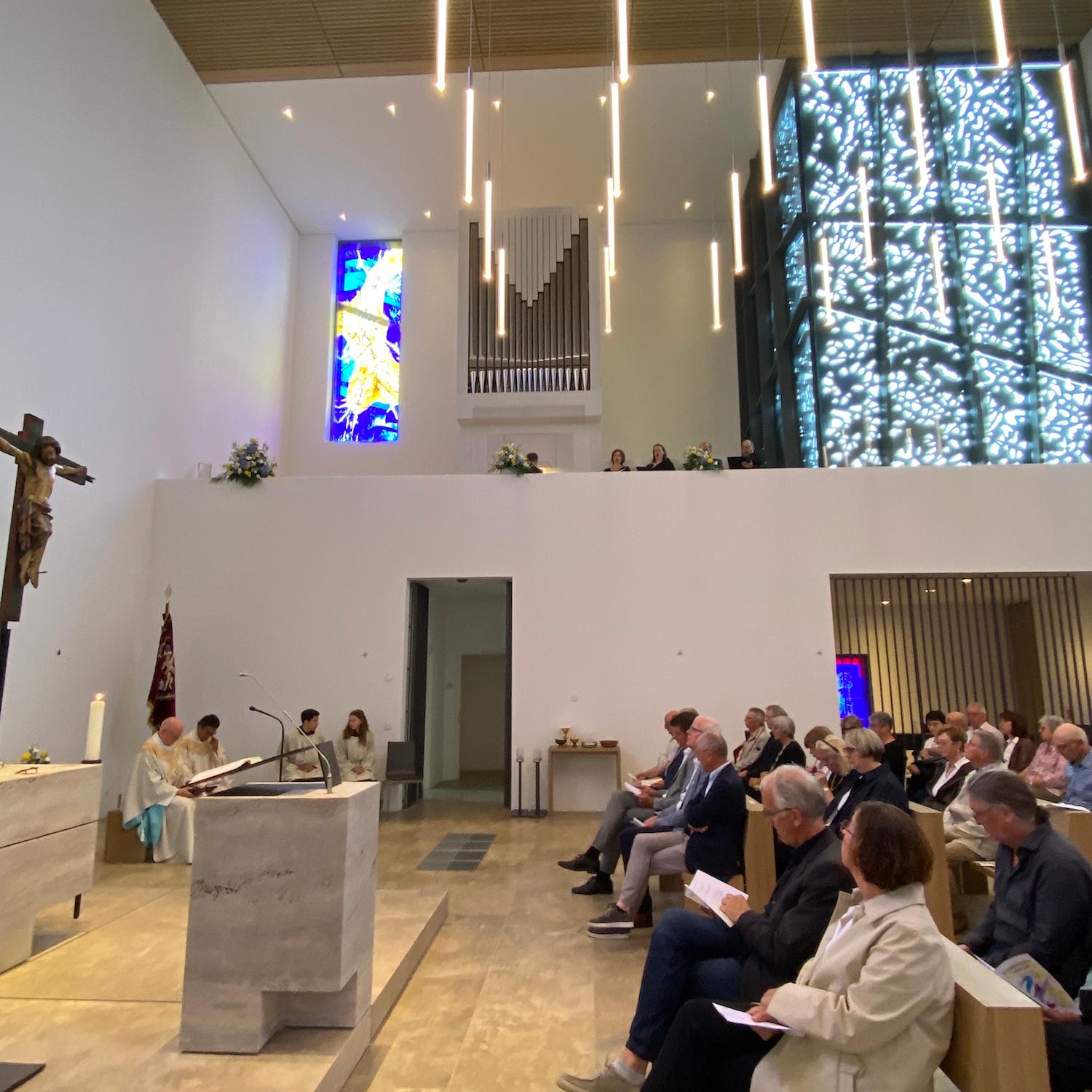 Die Gottesdienstbesucher können die Orgel sehen.