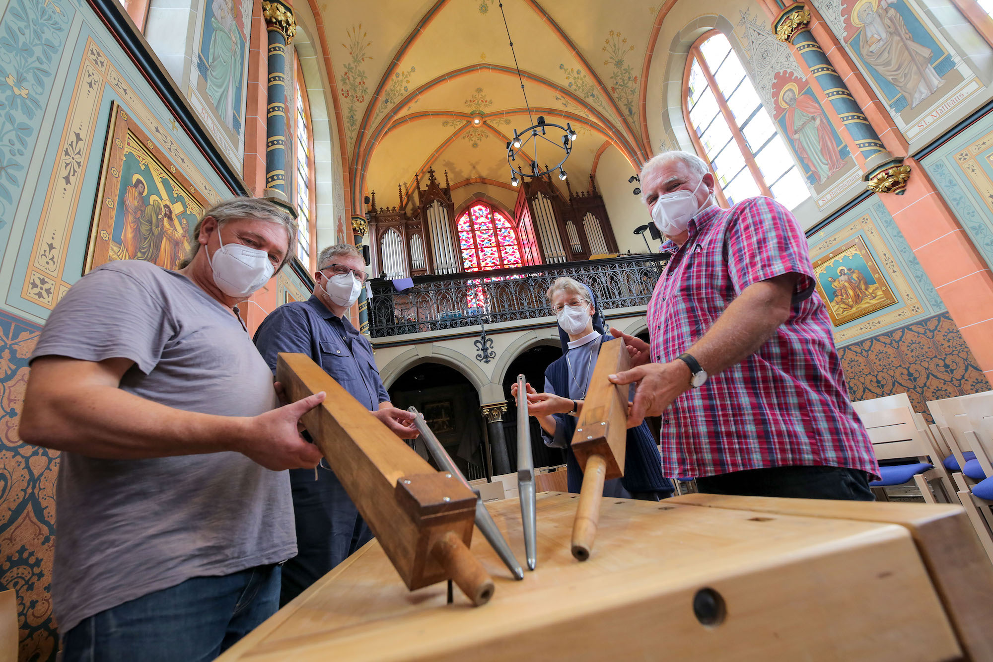 Orgelbaumeister Martin Scholz, Architekt Ekkehard Mertens, Tak-Leiterin Schwester Luzia und  der Vorsitzende der Stiftung Volksverein Hans-Werner Quasten (v. l.) sorgen dafür, dass die Brandts-Kapelle mit ihrer Orgel bald wieder in voller Schönheit genutzt werden kann.