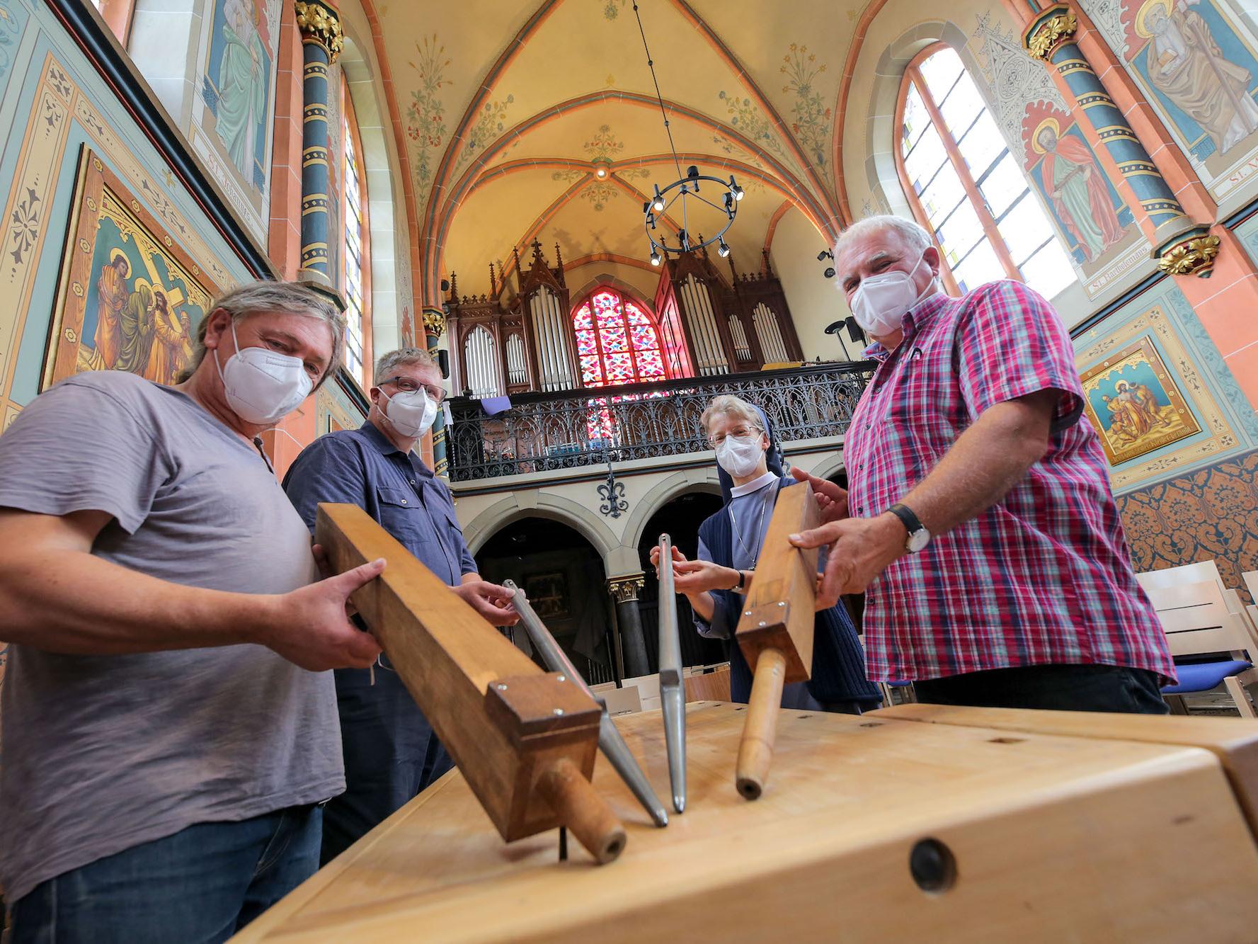 Orgelbaumeister Martin Scholz, Architekt Ekkehard Mertens, Tak-Leiterin Schwester Luzia und  der Vorsitzende der Stiftung Volksverein Hans-Werner Quasten (v. l.) sorgen dafür, dass die Brandts-Kapelle mit ihrer Orgel bald wieder in voller Schönheit genutzt werden kann.