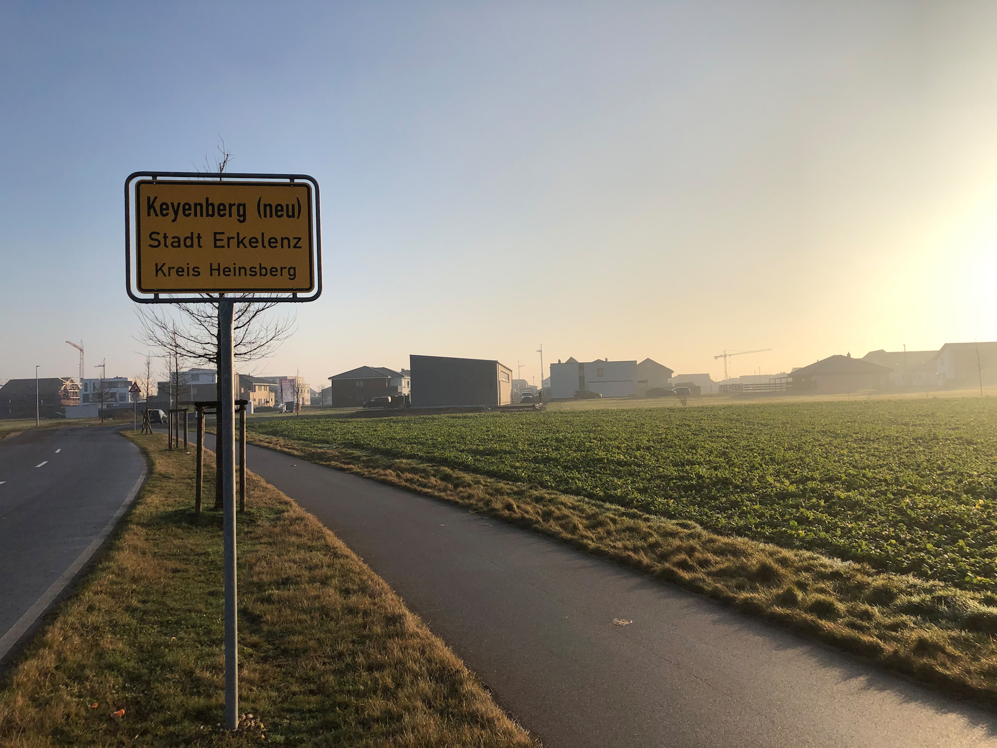 Noch führen die Ortsnamen und viele Straßennamen den Zusatz „neu“.  Wenn die alten Dörfer abgerissen würden, sollten die Zusätze entfernt werden. Wie es nun wird, ist offen.