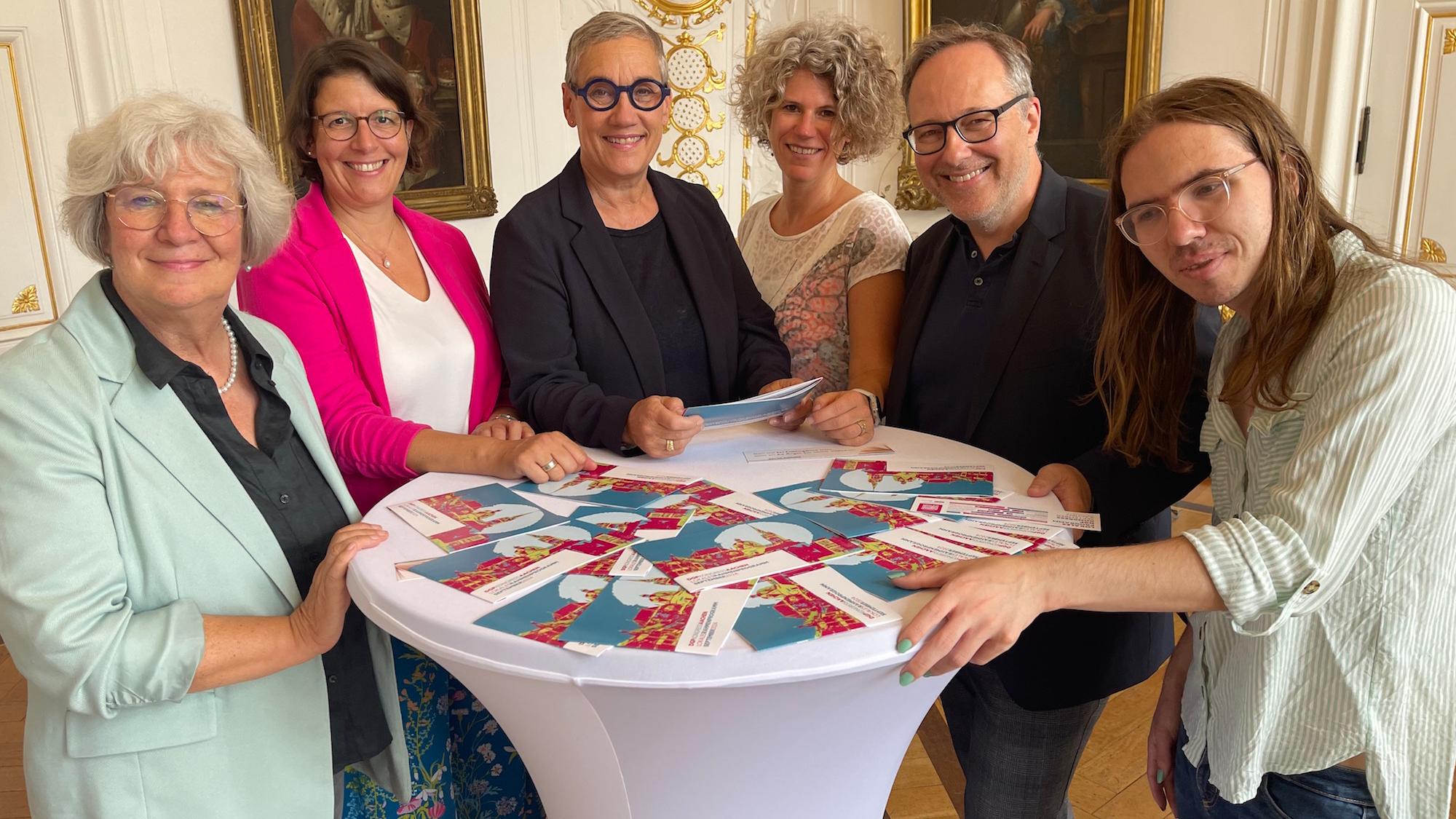 Wollen das Thema Tod aus der Tabuzone holen: Veronika Schönhofer-Nellessen, Iris Appelmann, Oberbürgermeisterin Sibylle Keupen (Schirmherrin) Mareike Hümmerich, Roman Rolke und Sven Ollig (Apollo Kino) (v.l.).