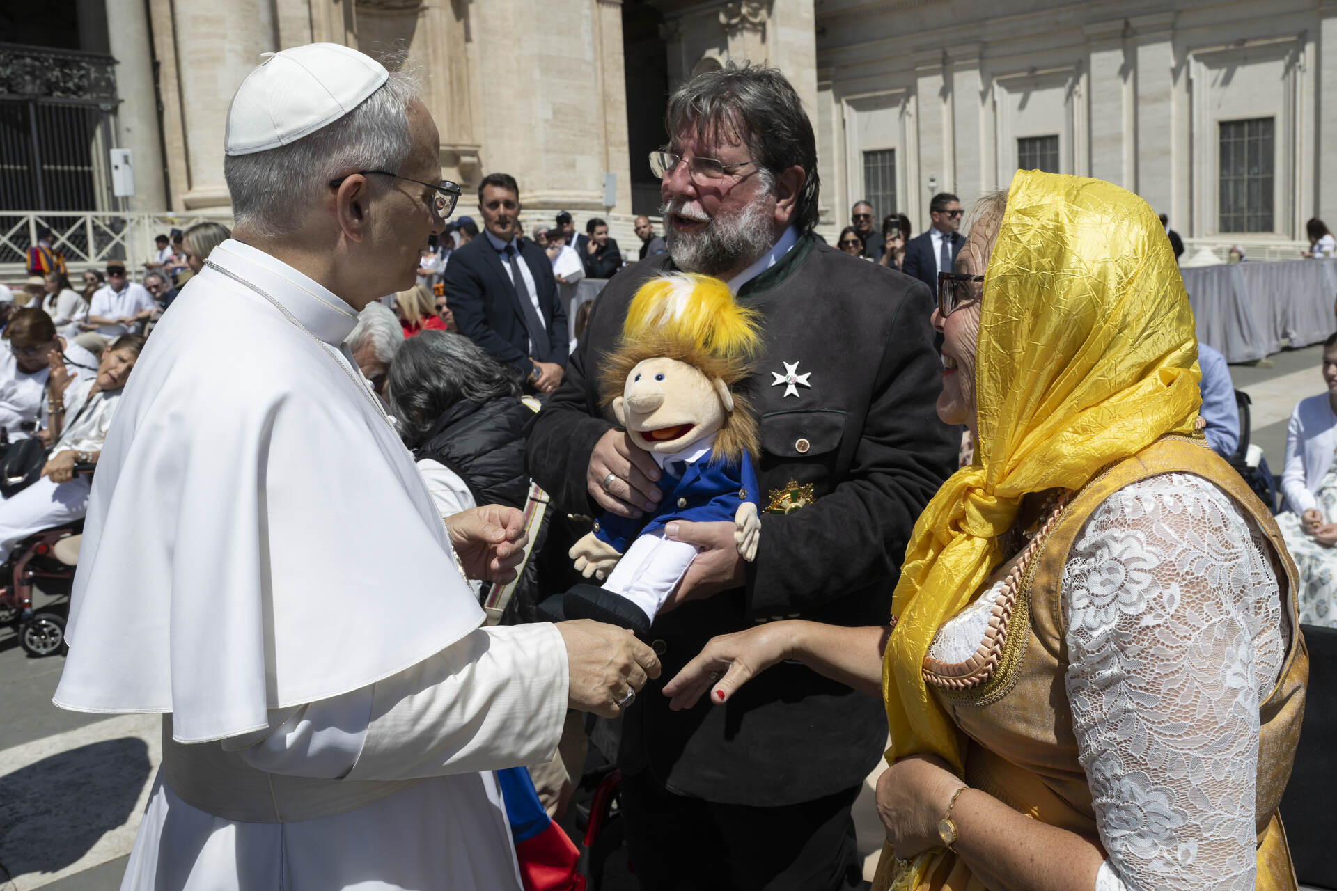 Papst Leo XIV. bekam von Horst Thoren und seiner Frau Grundhild einen Schützen-Willi in der Uniform der Europa-Schützen geschenkt.