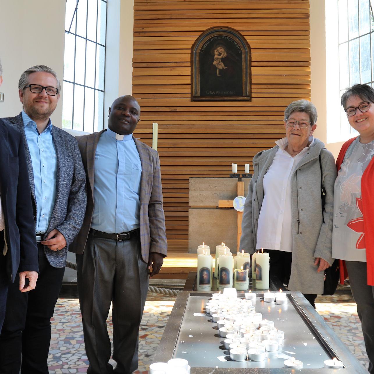 Father Method Msanga besprach mit Hedi Becker (r.), Adam Lischka (2. v. l.), Thomas Tönneßen  l.) und Brigitte Carpagne Ideen und Projekte.