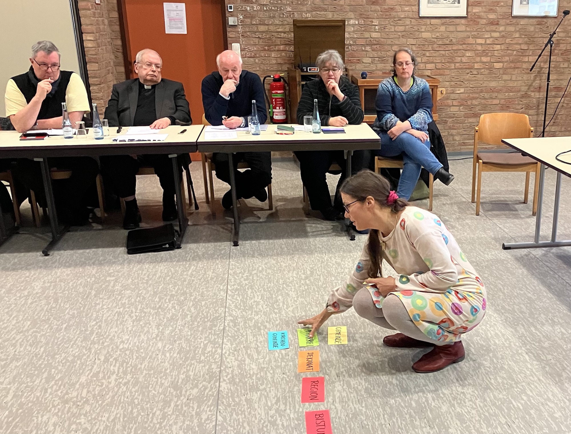 Besonders die neuen Strukturen und Begriffe sorgen noch immer wieder für Verwirrung. Annette Jantzen erläutert sie, wie hier beim GdG-Rat in Stolberg-Süd, mit Hilfe von Karten.