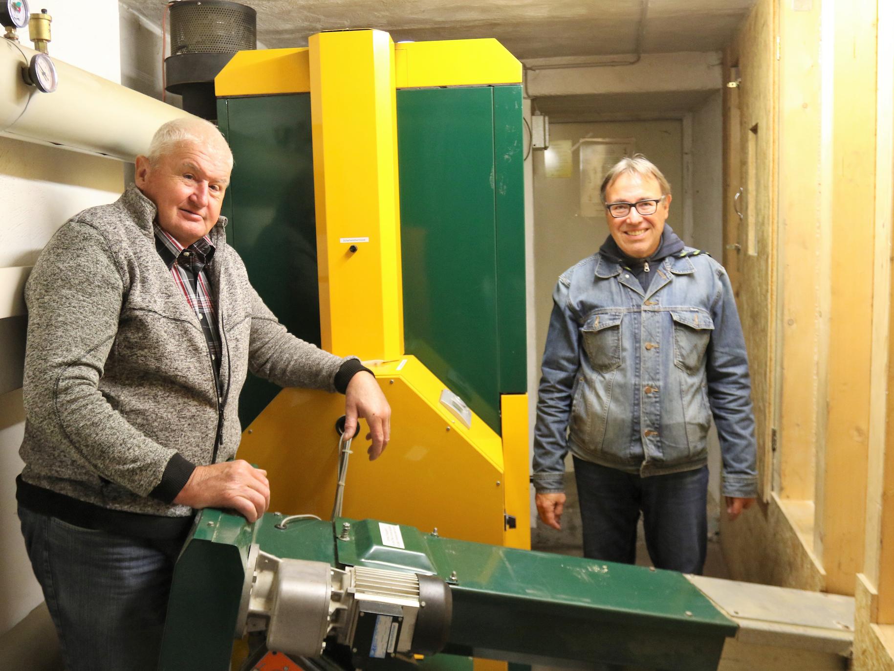 Johannes Foemer (l.) und Markus Grubert kümmern sich um die Pelletheizung.