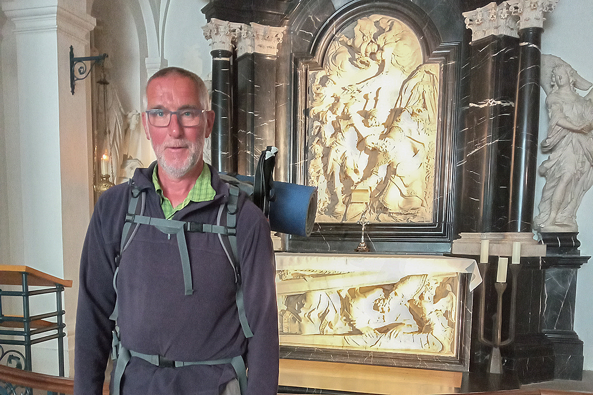 Pfarrer Hans-Otto von Danwitz ist am Ziel: das Grab des heiligen Bonifatius.