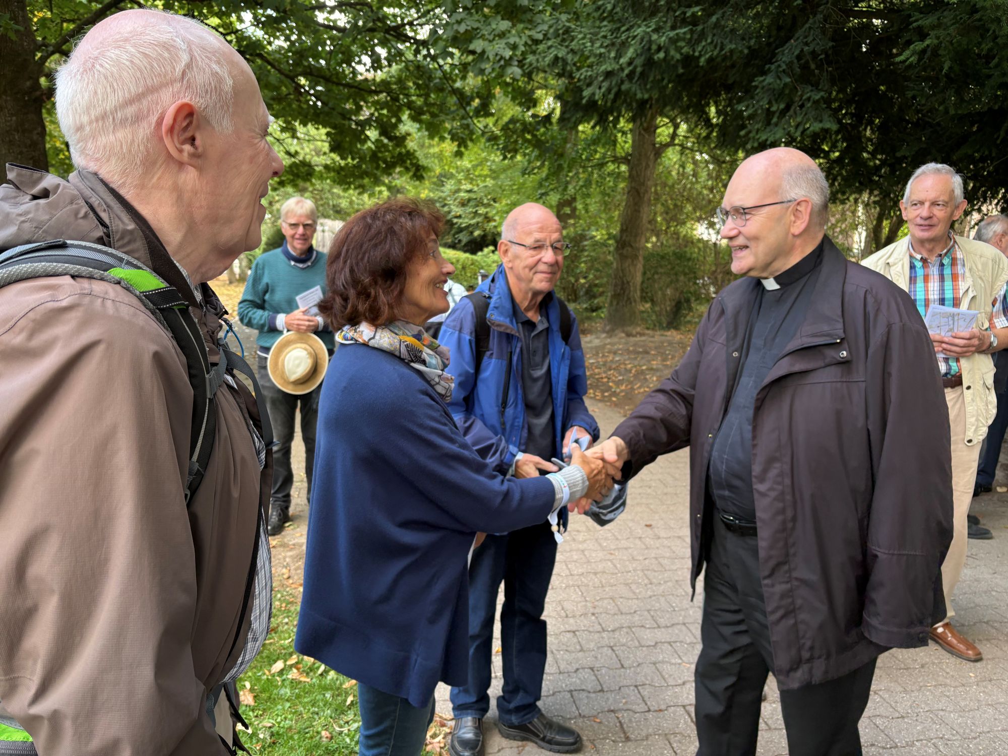 Bischof Helmut Dieser begrüßte die Pilgerinnen und Pilger herzlich.