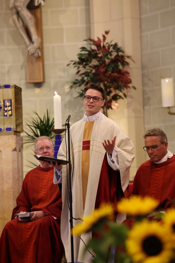 Der erste Gottesdienst als Neupriester: Dr. Andy Theuer feierte Ende Juni seine Heimat-Primiz in St. Josef Vossenack.