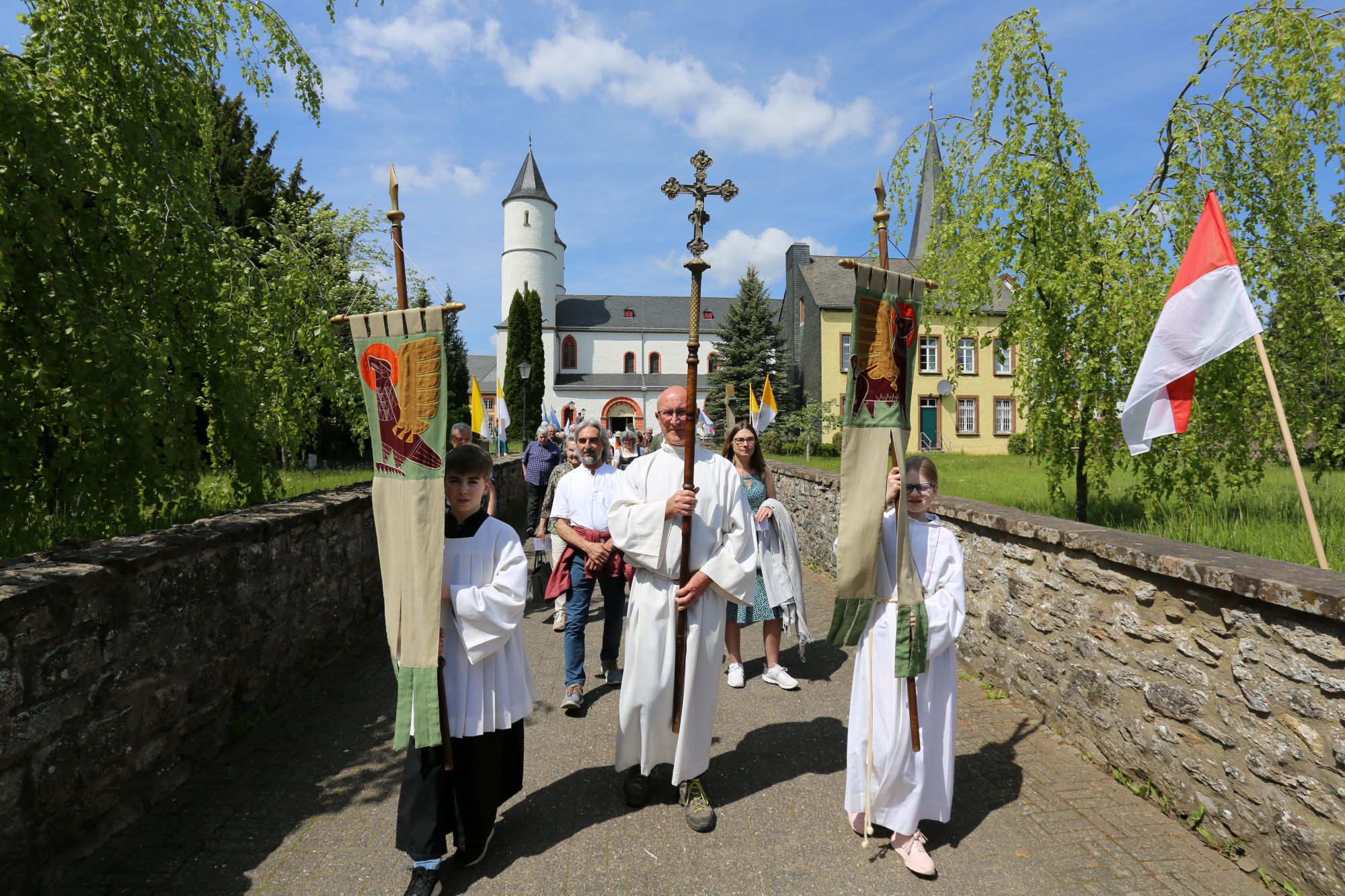 Die Basilika  St. Potentinus ist  Dreh- und Angelpunkt  eines lebendigen kirchlichen Lebens im Eifelörtchen Steinfeld.