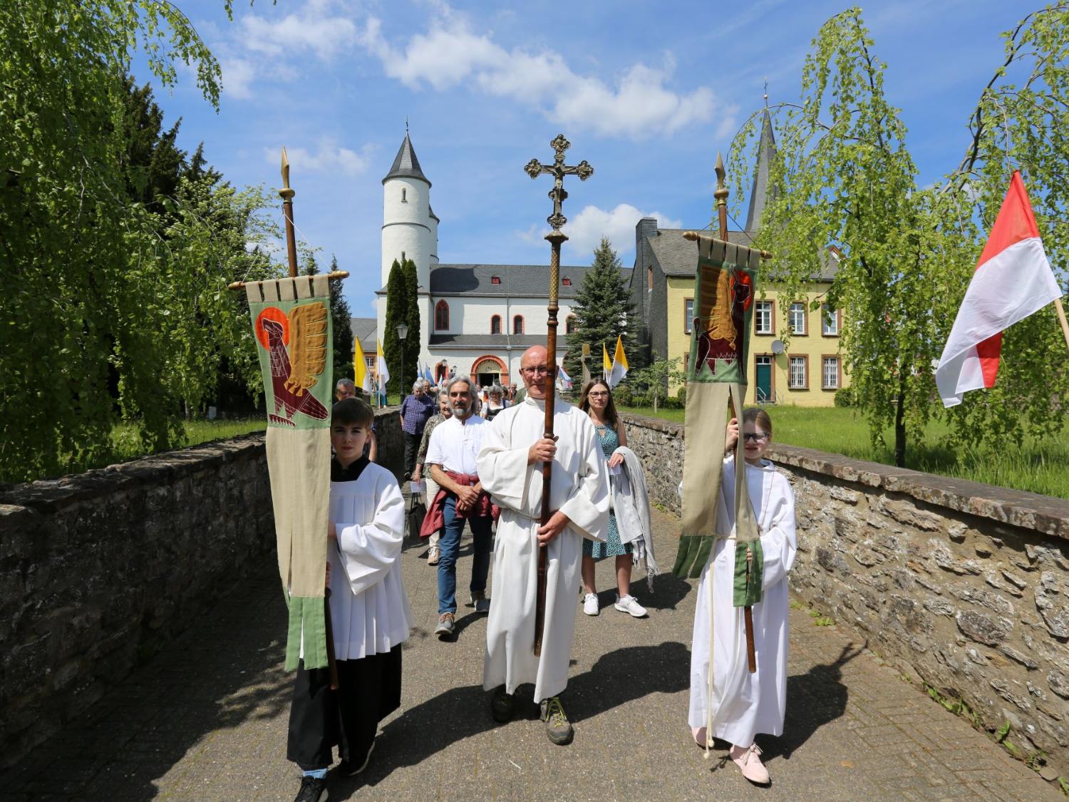 Die Basilika  St. Potentinus ist  Dreh- und Angelpunkt  eines lebendigen kirchlichen Lebens im Eifelörtchen Steinfeld.