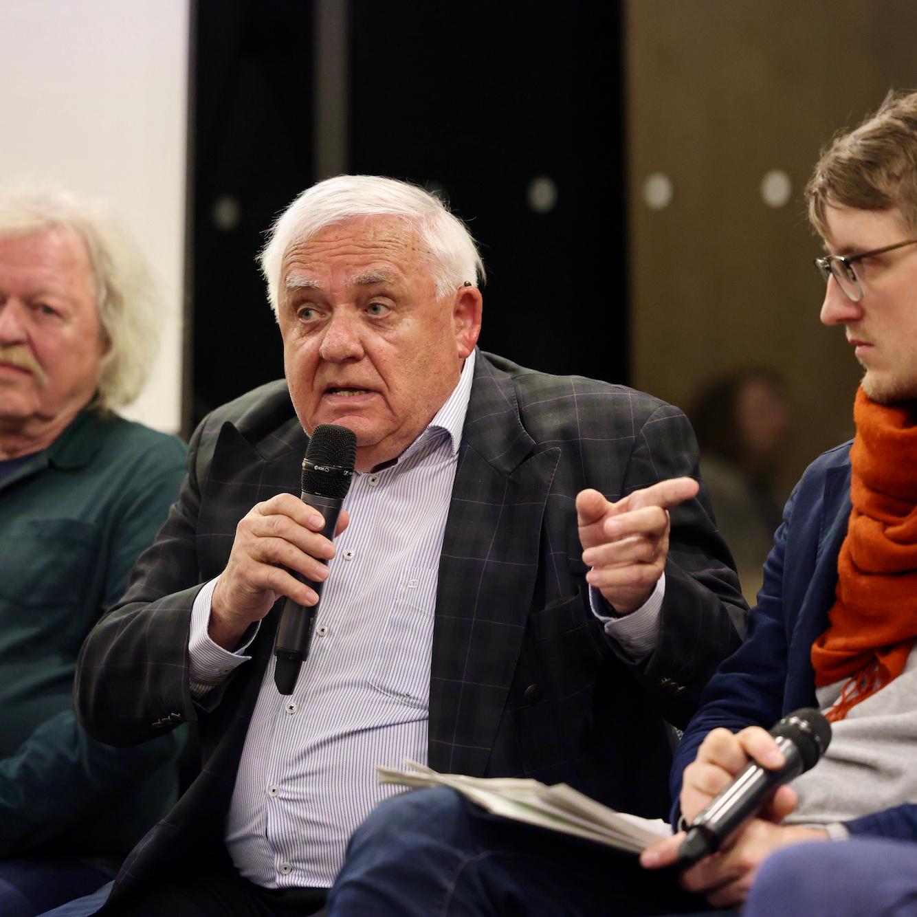 Professor Dr. Horst Schmidt-Böcking (Mitte, im Bild mit Horst Lambertz, links, und Moderator Linus Platzer) hält die Braunkohletagebaue für die „letzte Chance“, Pumpspeicherkraftwerke mit nennenswerter Kapazität in Deutschland zu bauen.