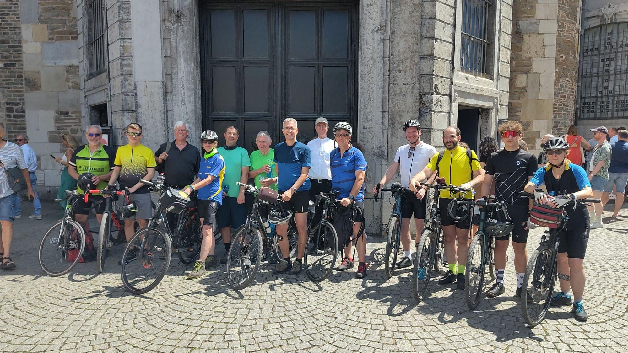 Vor dem Start der Wallfahrt nach Rom machten die Dülkener Radpilger Station in Aachen und feierten mit Weihbischof Karl Borsch eine kurze Andacht mit Reisesegen.