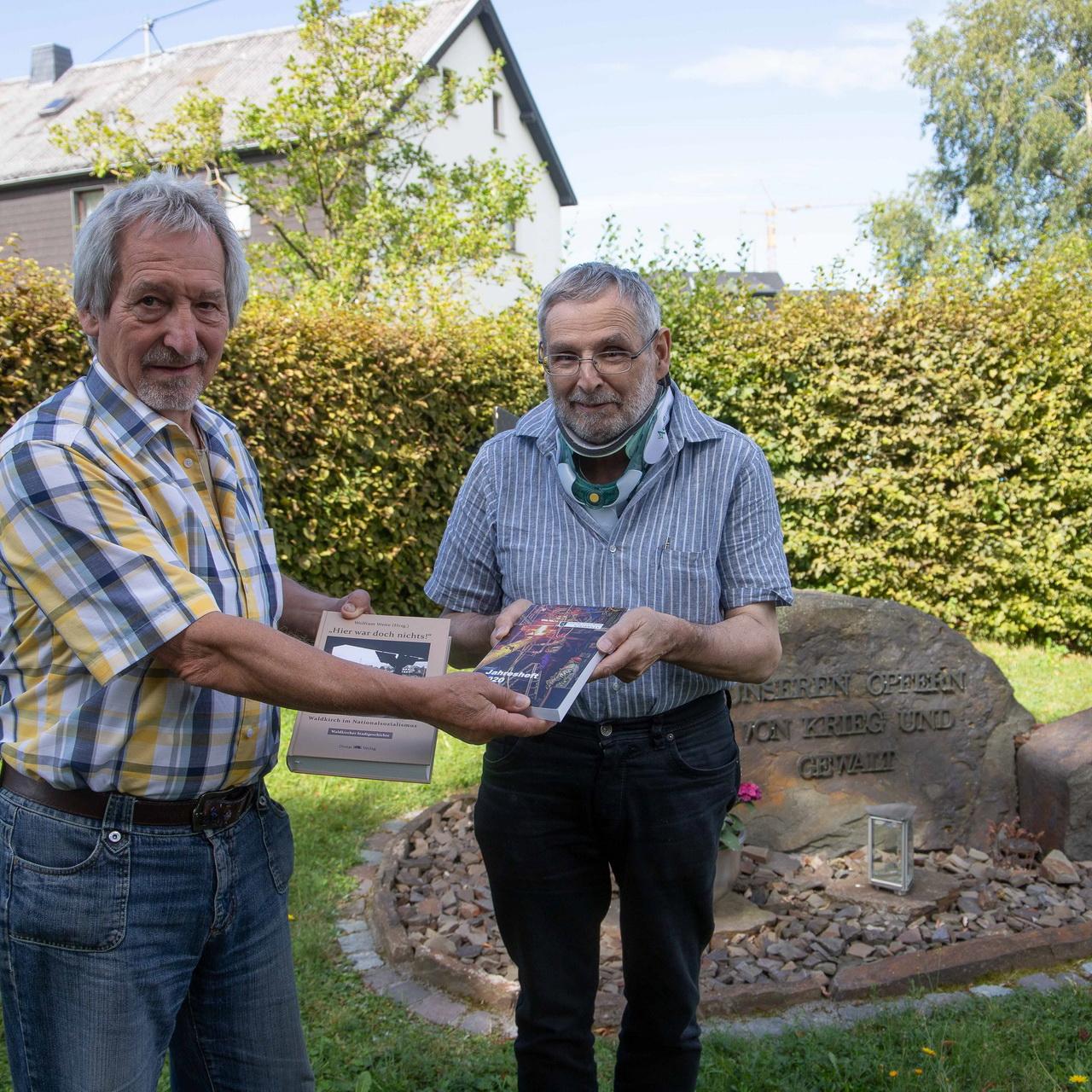  Seinen Niederschlag fand Pfarrer Leonhard Heinrich Bauers tragisches Leben und Sterben in dem Buch „Hier war doch nichts“, das die „Ideenwerkstatt Waldkirch in der NS-Zeit“ realisiert hat. Ein Exemplar des Werkes überreichte Roland Burkhart, Mitglied der Ideenwerkstatt (l.), an Karl Reger vom Arbeitskreis JUDIT.H
