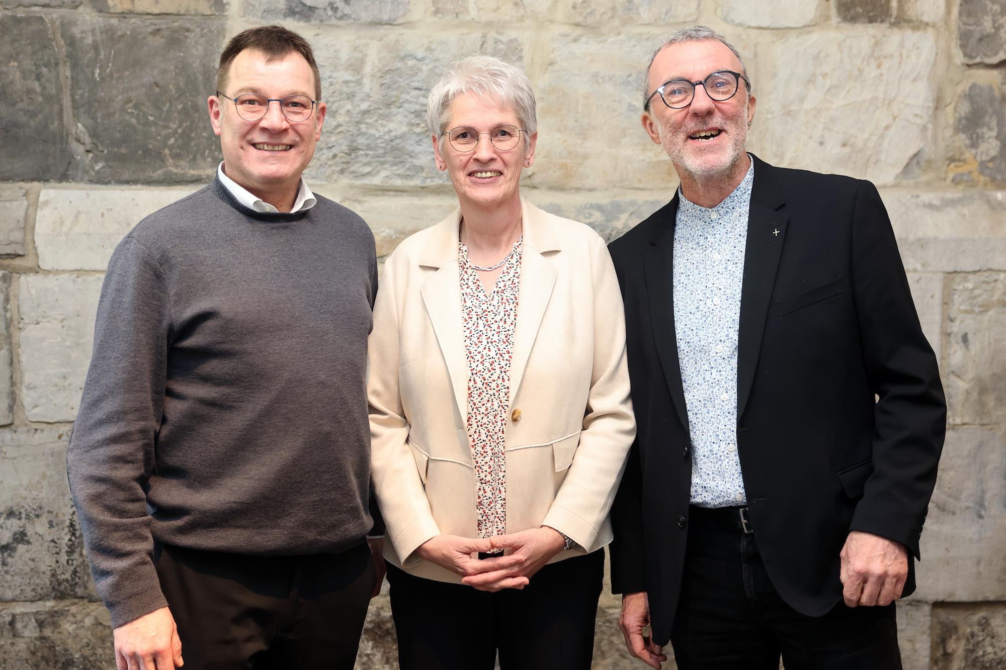 Propst Markus Bruns (l.) und Diakon Stefan Lütgemeier gehören seit 2018 zum Regionalteam Heinsberg. Elisabeth Gerards ist neu im Team.